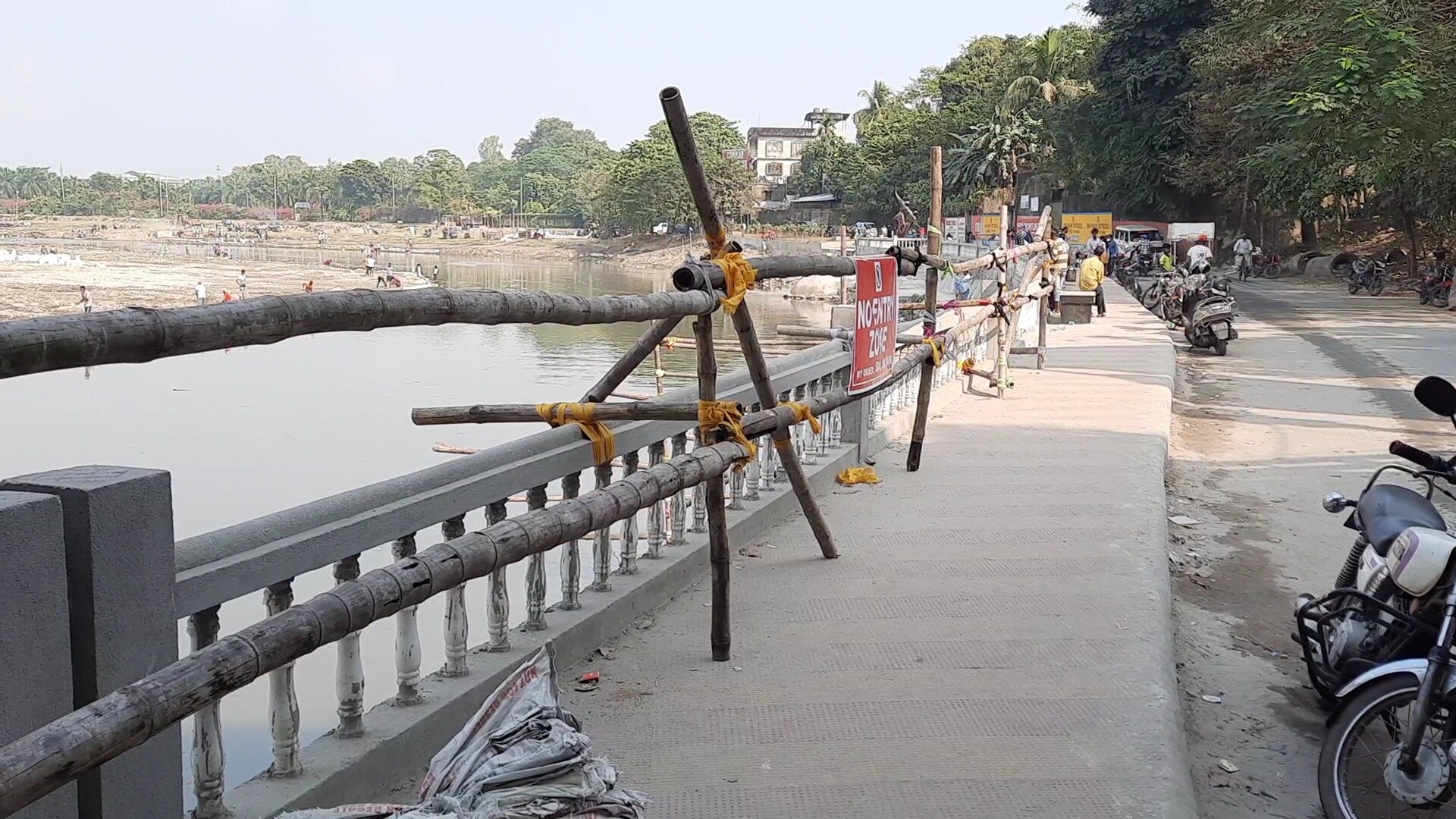*ক্রমেই পরিস্থিতি জটিল হচ্ছিল। গতকাল মুখে কালো কাপড় বেঁধে নদীতে মৌন প্রতিবাদে সামিল হয় পুজো উদ্যোক্তারা। সন্ধ্যেয় মোমবাতি মিছিলও করা হয়। 'নো এন্ট্রি' জোন করা হলে অনেকেই পুজো দিতে পারত না। আজ বিকেল থেকে অনশনের ডাকও দেওয়া হয়েছিল। এই অবস্থায় আজ ঘাট পরিদর্শনে যান শিলিগুড়ির অতিরিক্ত জেলাশাসক, মহকুমা শাসকেরা। কথা বলেন পুজো উদ্যোক্তাদের সঙ্গে। তারপরই জট কাটে। *ক্রমেই পরিস্থিতি জটিল হচ্ছিল। গতকাল মুখে কালো কাপড় বেঁধে নদীতে মৌন প্রতিবাদে সামিল হয় পুজো উদ্যোক্তারা। সন্ধ্যেয় মোমবাতি মিছিলও করা হয়। 'নো এন্ট্রি' জোন করা হলে অনেকেই পুজো দিতে পারত না। আজ বিকেল থেকে অনশনের ডাকও দেওয়া হয়েছিল। এই অবস্থায় আজ ঘাট পরিদর্শনে যান শিলিগুড়ির অতিরিক্ত জেলাশাসক, মহকুমা শাসকেরা। কথা বলেন পুজো উদ্যোক্তাদের সঙ্গে। তারপরই জট কাটে।