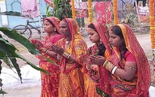 করোনা বিধি মেনে শিলিগুড়িতে কোথাও বাড়ির ছাদে, কোথাও পাড়ার রাস্তায় শুরু হল ছট পুজো