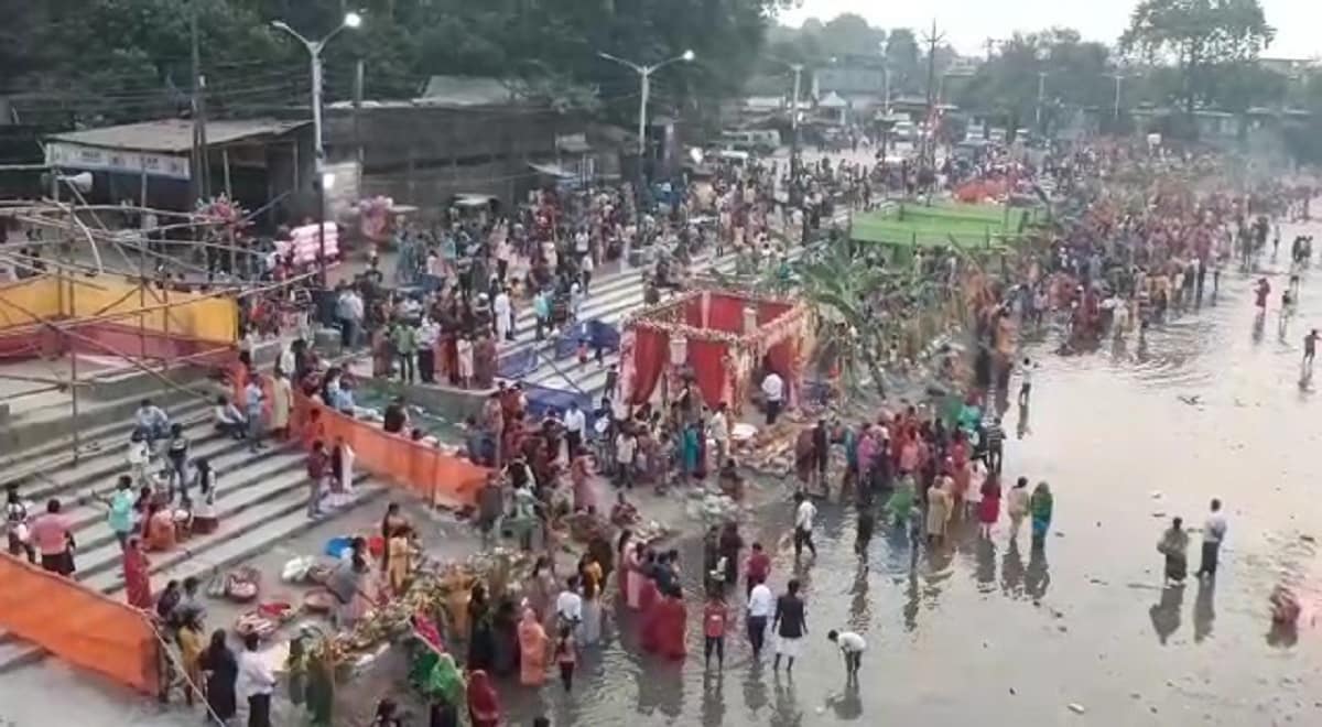 সাউণ্ড সিস্টেমের ব্যবহার করা যাবে না। একজন করে ঢাকি নিয়ে পুজো করা যাবে। এই ছবি ধরা পড়ল শিলিগুড়িতে। এবারে শিলিগুড়ি মহকুমা এবং লাগোয়া এলাকা মিলিয়ে ১৪৫টি ঘাটে ছট পুজোর আয়োজন করা হয়। সাউণ্ড সিস্টেমের ব্যবহার করা যাবে না। একজন করে ঢাকি নিয়ে পুজো করা যাবে। এই ছবি ধরা পড়ল শিলিগুড়িতে। এবারে শিলিগুড়ি মহকুমা এবং লাগোয়া এলাকা মিলিয়ে ১৪৫টি ঘাটে ছট পুজোর আয়োজন করা হয়।