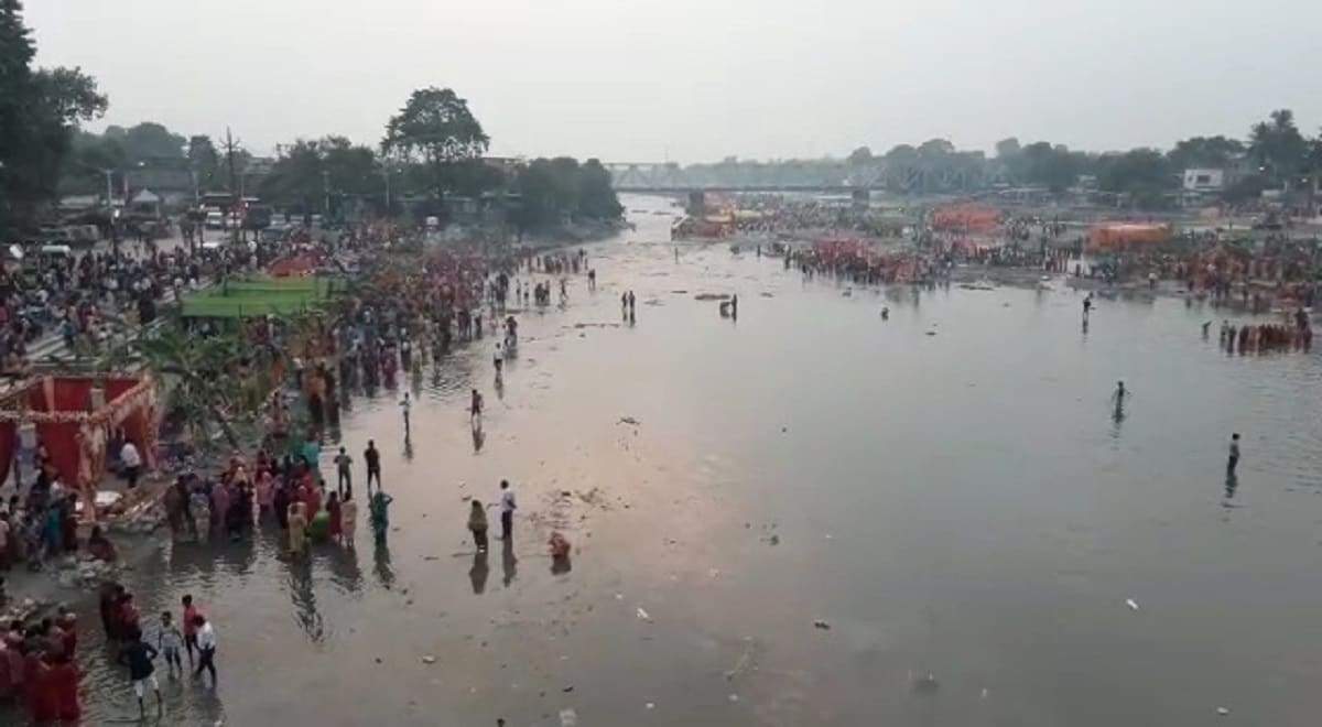 সেইমতো সাজিয়ে তোলা হয় প্রতিটি ঘাট। প্রতি বছরই শহরবাসীর উপচে পড়া ভিড় লক্ষ্য করা যেত মহানন্দা নদীর লালমোহন মৌলিক ঘাটে। গোটা শহর ভেঙে পড়ত। হিলকার্ট রোড ধরে হাঁটাচলা দায় হয়ে দাঁড়াত। এবারে দেখা গেল অন্য ছবি। সেইমতো সাজিয়ে তোলা হয় প্রতিটি ঘাট। প্রতি বছরই শহরবাসীর উপচে পড়া ভিড় লক্ষ্য করা যেত মহানন্দা নদীর লালমোহন মৌলিক ঘাটে। গোটা শহর ভেঙে পড়ত। হিলকার্ট রোড ধরে হাঁটাচলা দায় হয়ে দাঁড়াত। এবারে দেখা গেল অন্য ছবি।