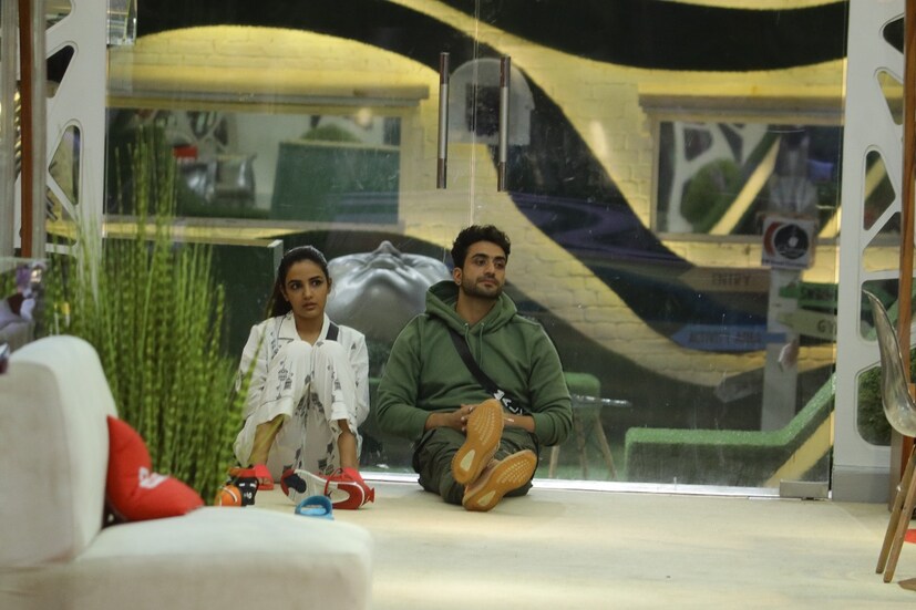 বাড়ির নিয়ম ভাঙার জন্য বিগ বস শাস্তি দেন। যাঁরা নিয়ম মানছেন না, বিগ বস তাঁদের জিনিস কবিতাকে নিয়ে নিতে বলেন। 