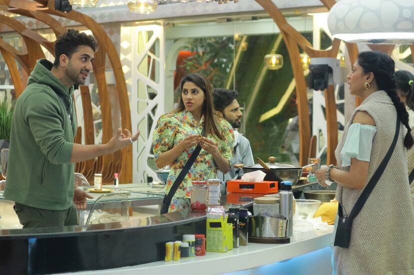 যত দিন এগোচ্ছে, ততই জমে উঠেছে বিগ বস এর খেলা। বেশ কিছু প্রতিযোগী ভাঙছেন বাড়ির নিয়ম। তাই বিগ বস, ক্যাপ্টেন কবিতা কৌশিককে কড়া ব্যবস্থা নিতে বলেন।