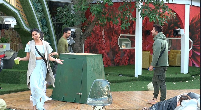 কবিতা এই খবর পেয়ে সঙ্গে সঙ্গে অ্যালির জিনিস বিগ বস এর দেওয়া বাক্সে ফেলে দেন। এই নিয়ে কবিতা ও অ্যালির বিবাদ হয়।