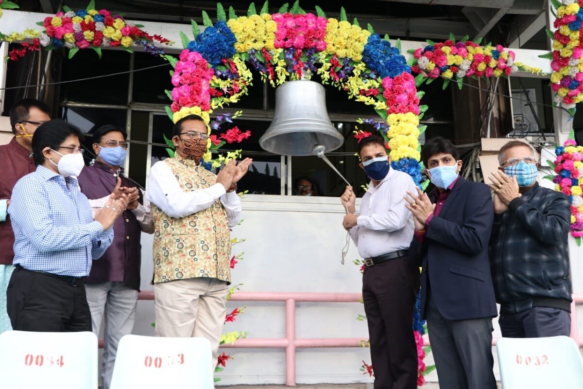 কুর্নিশ সিএবি। ২৫৫ দিন পর ক্রিকেট মাঠে নামলেন বাংলার ক্রিকেটাররা। অতি মহামারীর মধ্যেও ২২ গজে বল গড়ানোর সৌজন্যে সিএবি কর্তাদের সাহসী পদক্ষেপ। আইপিএলের ধাঁচে মেগা টুর্নামেন্ট আয়োজন করে তাক লাগিয়ে দিলেন অভিষেক ডালমিয়া এন্ড কোং। কুর্নিশ সিএবি। ২৫৫ দিন পর ক্রিকেট মাঠে নামলেন বাংলার ক্রিকেটাররা। অতি মহামারীর মধ্যেও ২২ গজে বল গড়ানোর সৌজন্যে সিএবি কর্তাদের সাহসী পদক্ষেপ। আইপিএলের ধাঁচে মেগা টুর্নামেন্ট আয়োজন করে তাক লাগিয়ে দিলেন অভিষেক ডালমিয়া এন্ড কোং।