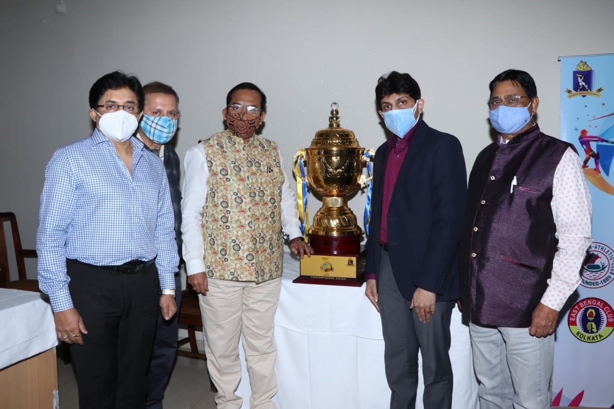 মঙ্গলবার উদ্বোধন হয়ে গেল বেঙ্গল টি-টোয়েন্টি চ্যালেঞ্জ টুর্নামেন্টের। রাজ্যের ক্রীড়ামন্ত্রী অরূপ বিশ্বাসের হাত ধরে টুর্নামেন্ট উদ্বোধন হওয়ার পাশাপাশি প্রত্যেক দলের জার্সি উন্মোচন হল। ইডেনের ঐতিহ্য মেনে প্রথম ম্যাচ শুরুর আগে ইডেনের ঘন্টা বাজানো হল। প্রায় নয় মাস আগে বাংলা বনাম কর্নাটক রঞ্জি সেমিফাইনাল ম্যাচ হয়েছিল ইডেনে। তারপর থেকে বন্ধ ছিল খেলাধুলা। ফের একবার ক্রিকেটের নন্দনকানন ফিরে পেল তার হৃদস্পন্দন। মঙ্গলবার উদ্বোধন হয়ে গেল বেঙ্গল টি-টোয়েন্টি চ্যালেঞ্জ টুর্নামেন্টের। রাজ্যের ক্রীড়ামন্ত্রী অরূপ বিশ্বাসের হাত ধরে টুর্নামেন্ট উদ্বোধন হওয়ার পাশাপাশি প্রত্যেক দলের জার্সি উন্মোচন হল। ইডেনের ঐতিহ্য মেনে প্রথম ম্যাচ শুরুর আগে ইডেনের ঘন্টা বাজানো হল। প্রায় নয় মাস আগে বাংলা বনাম কর্নাটক রঞ্জি সেমিফাইনাল ম্যাচ হয়েছিল ইডেনে। তারপর থেকে বন্ধ ছিল খেলাধুলা। ফের একবার ক্রিকেটের নন্দনকানন ফিরে পেল তার হৃদস্পন্দন।