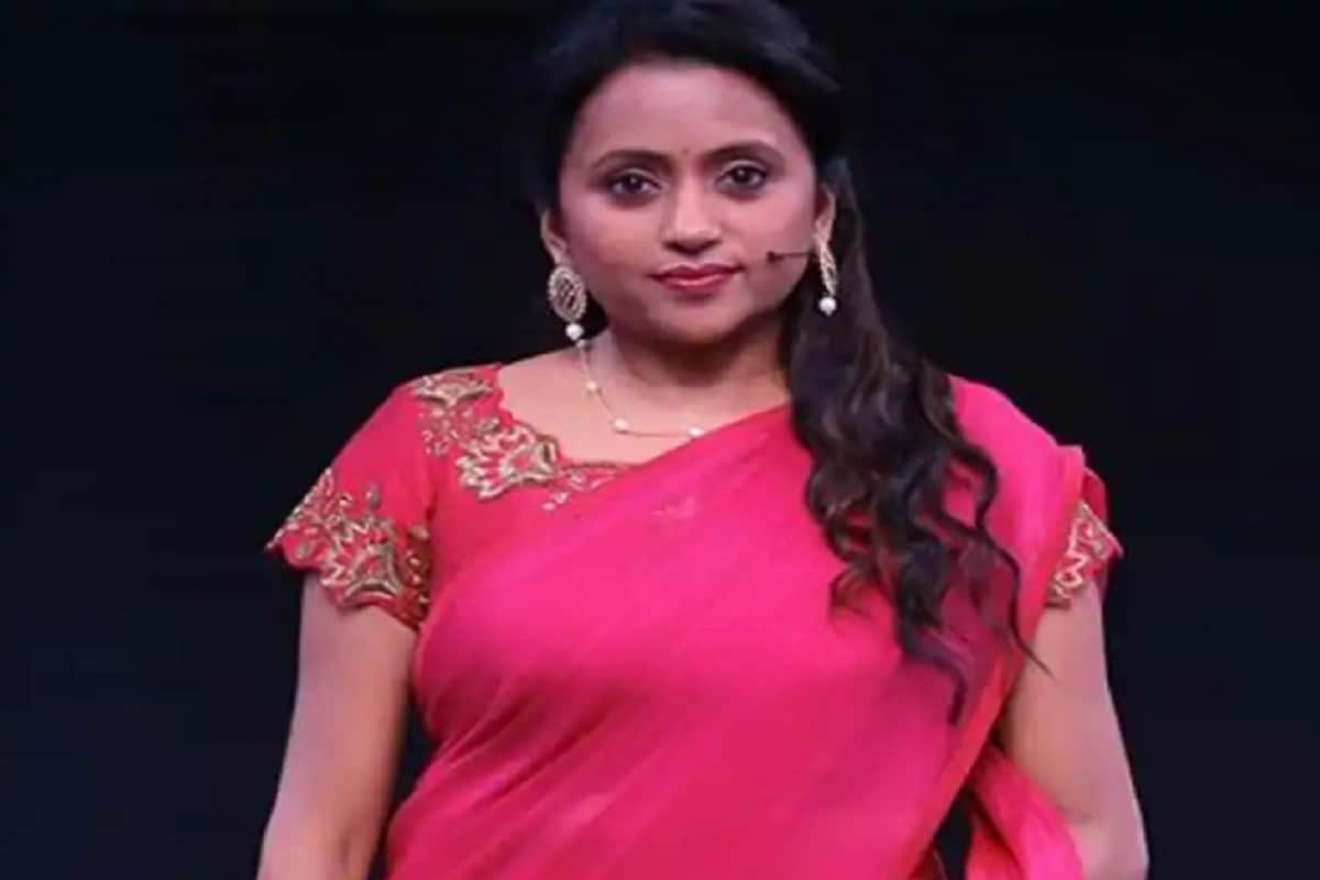 তেলুগু ইন্ডাস্ট্রির অভিনেত্রীদের মধ্যে পয়লা নম্বর সঞ্চালিকা কে? তিনি বহু শোয়ের সঞ্চালনা করেছেন এমন বেশ কিছু শো আছে যা শুধুই অডিও অর্থাৎ শোনা যায় ৷ প্রতিটি অডিও শোয়ের জন্য তিনি পারিশ্রমিক হিসাবে নেন ২ থেকে ২.৫ লক্ষ টাকা ৷ ছবি সৌজন্যে ট্যুইটার ৷ তেলুগু ইন্ডাস্ট্রির অভিনেত্রীদের মধ্যে পয়লা নম্বর সঞ্চালিকা কে? তিনি বহু শোয়ের সঞ্চালনা করেছেন এমন বেশ কিছু শো আছে যা শুধুই অডিও অর্থাৎ শোনা যায় ৷ প্রতিটি অডিও শোয়ের জন্য তিনি পারিশ্রমিক হিসাবে নেন ২ থেকে ২.৫ লক্ষ টাকা ৷ ছবি সৌজন্যে ট্যুইটার ৷