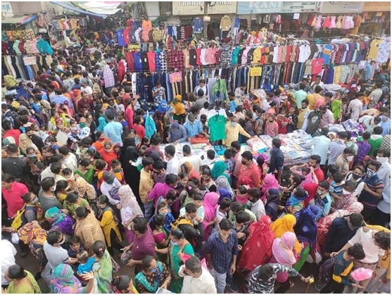 • সরকারের বিধিনিষেধ, নিয়ম-শৃঙ্খলা নিয়ে বারংবার প্রচার করাই সার । উৎসবের মরশুমে সে সবের ধার ধারছেন না সাধারণ মানুষ। নিজস্ব চিত্র । • সরকারের বিধিনিষেধ, নিয়ম-শৃঙ্খলা নিয়ে বারংবার প্রচার করাই সার । উৎসবের মরশুমে সে সবের ধার ধারছেন না সাধারণ মানুষ। নিজস্ব চিত্র ।