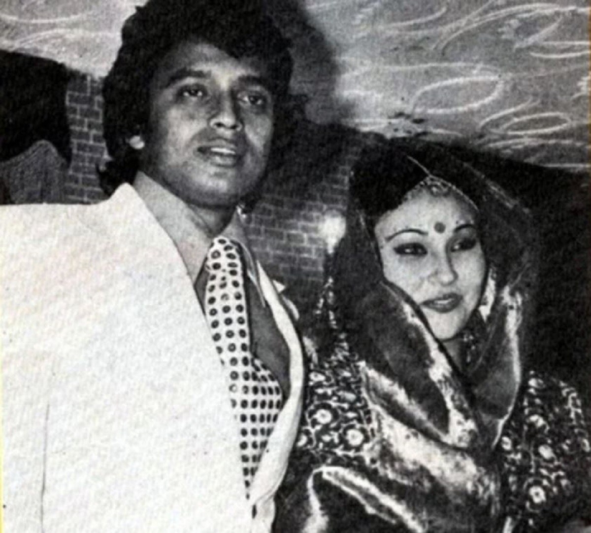 ১৯৮০ সালে ‘জুদাই’ ছবির অভিনেত্রী হেলেনা লিউকই হলেন মিঠুনের প্রথম স্ত্রী। তবে এই বিয়ের কথা অনেকেই জানেন না। লুকিয়েই বিয়েটা সেরেছিলেন মিঠুন ও হেলেন। কিন্তু তাঁদের সংসার টেকেনি।photo source collected ১৯৮০ সালে ‘জুদাই’ ছবির অভিনেত্রী হেলেনা লিউকই হলেন মিঠুনের প্রথম স্ত্রী। তবে এই বিয়ের কথা অনেকেই জানেন না। লুকিয়েই বিয়েটা সেরেছিলেন মিঠুন ও হেলেন। কিন্তু তাঁদের সংসার টেকেনি।photo source collected