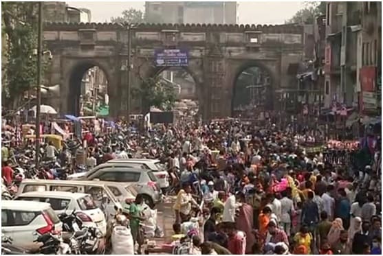 • গুজরাতের দিওয়ালি বাজারের ছবি দেখলেই চিত্রটা স্পষ্ট হয়ে যাবে । বিশেষজ্ঞরা বলছেন, সংক্রমণ হু হু করে বাড়বে দিওয়ালির পর । নিজস্ব চিত্র । • গুজরাতের দিওয়ালি বাজারের ছবি দেখলেই চিত্রটা স্পষ্ট হয়ে যাবে । বিশেষজ্ঞরা বলছেন, সংক্রমণ হু হু করে বাড়বে দিওয়ালির পর । নিজস্ব চিত্র ।