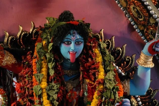 মাছ বলতে বোঝানো হয়, তৈলাক্ত বড় মাছকে। আর যা কিছু চিবিয়ে খাওয়ার তাই হল মুদ্রা। এ ক্ষেত্রে তেলে বা ঘিয়ে ভাজা মাসকলাই, ছোলা এসবকে মুদ্রা হিসেবে বিবেচনা করা হয়। মাছ বলতে বোঝানো হয়, তৈলাক্ত বড় মাছকে। আর যা কিছু চিবিয়ে খাওয়ার তাই হল মুদ্রা। এ ক্ষেত্রে তেলে বা ঘিয়ে ভাজা মাসকলাই, ছোলা এসবকে মুদ্রা হিসেবে বিবেচনা করা হয়।