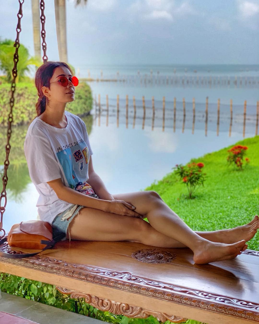 *আশা যে হিমাচল প্রদেশে তাঁর ছুটির দিনগুলো খুব ভাল রকম উপভোগ করছেন, তা তাঁর হরেক সোশ্যাল মিডিয়া পোস্ট জানান দিয়ে যাচ্ছে বারে বারে। শীতের দেশ, ফলে সুন্দর সুন্দর অনেক শীতপোশাকে নিজেকে সাজিয়ে তুলেছেন নায়িকা। বিশেষ করে সেই শীতপোশাকের সম্ভার জুড়ে আছে উজ্জ্বল লাল রং। সেই রঙেরই এক কাশ্মীরি নকশার কাজ করা ফিরনে প্রথম দেখা গিয়েছিল নায়িকাকে। ছবি: ইনস্টাগ্রাম। *আশা যে হিমাচল প্রদেশে তাঁর ছুটির দিনগুলো খুব ভাল রকম উপভোগ করছেন, তা তাঁর হরেক সোশ্যাল মিডিয়া পোস্ট জানান দিয়ে যাচ্ছে বারে বারে। শীতের দেশ, ফলে সুন্দর সুন্দর অনেক শীতপোশাকে নিজেকে সাজিয়ে তুলেছেন নায়িকা। বিশেষ করে সেই শীতপোশাকের সম্ভার জুড়ে আছে উজ্জ্বল লাল রং। সেই রঙেরই এক কাশ্মীরি নকশার কাজ করা ফিরনে প্রথম দেখা গিয়েছিল নায়িকাকে। ছবি: ইনস্টাগ্রাম।