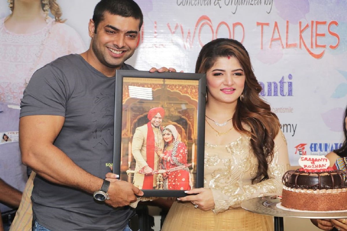 শ্রাবন্তীর ইনস্টাগ্রাম প্রোফাইলে প্রোফাইল পিকচার একার হলেও ফেসবুকে তাঁর অফিসিয়াল হ্যান্ডেলের ডিপি ও কভার পিকচার দুটিই রোশনের সঙ্গে৷ Photo Courtesy- Srabanti Chatterjee/ Facebook Account শ্রাবন্তীর ইনস্টাগ্রাম প্রোফাইলে প্রোফাইল পিকচার একার হলেও ফেসবুকে তাঁর অফিসিয়াল হ্যান্ডেলের ডিপি ও কভার পিকচার দুটিই রোশনের সঙ্গে৷ Photo Courtesy- Srabanti Chatterjee/ Facebook Account