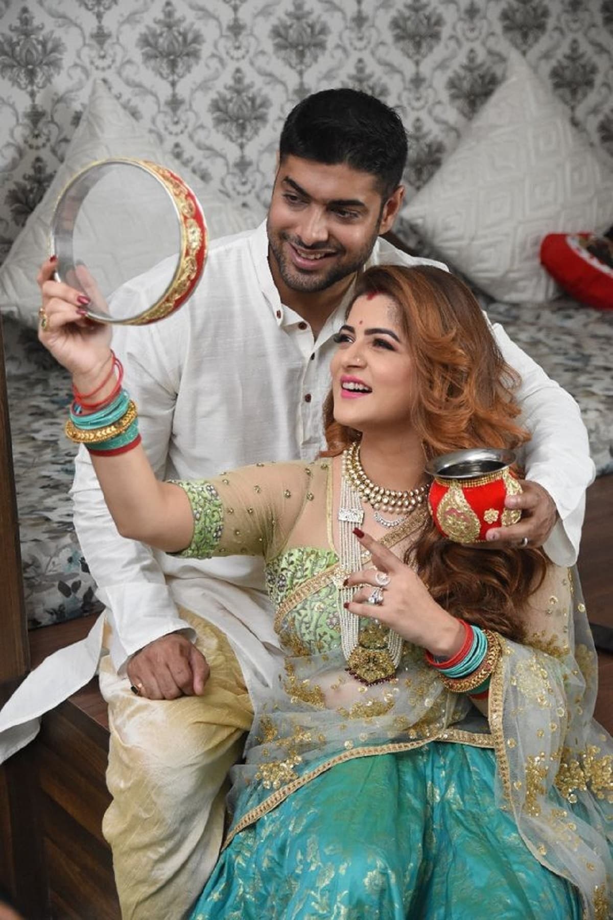 এক বছর আগে কড়বা চৌথের দিনে এই ছবি পোস্ট করেছিলেন টলিউডের সেলিব্রিটি নায়িকা শ্রাবন্তী৷ একেবারে রীতি মেনে কড়বা চৌথে যা করতে হয় ঠিক সেভাবেই দেখা গেছিল শ্রাবন্তী-রোশন জুটিকে৷নায়িকার সোশ্যাল হ্যান্ডেলেই এই ছবি দেওয়া রয়েছে৷ এয়ো স্ত্রী-র সব চিহ্ন শরীরে ধারণ করে স্বামী সোহাগিনী শ্রাবন্তী৷ রোশনের হাতে ধরা জলের গ্লাস ৷ Photo Courtesy- Srabanti Chatterjee/ Facebook Account এক বছর আগে কড়বা চৌথের দিনে এই ছবি পোস্ট করেছিলেন টলিউডের সেলিব্রিটি নায়িকা শ্রাবন্তী৷ একেবারে রীতি মেনে কড়বা চৌথে যা করতে হয় ঠিক সেভাবেই দেখা গেছিল শ্রাবন্তী-রোশন জুটিকে৷নায়িকার সোশ্যাল হ্যান্ডেলেই এই ছবি দেওয়া রয়েছে৷ এয়ো স্ত্রী-র সব চিহ্ন শরীরে ধারণ করে স্বামী সোহাগিনী শ্রাবন্তী৷ রোশনের হাতে ধরা জলের গ্লাস ৷ Photo Courtesy- Srabanti Chatterjee/ Facebook Account