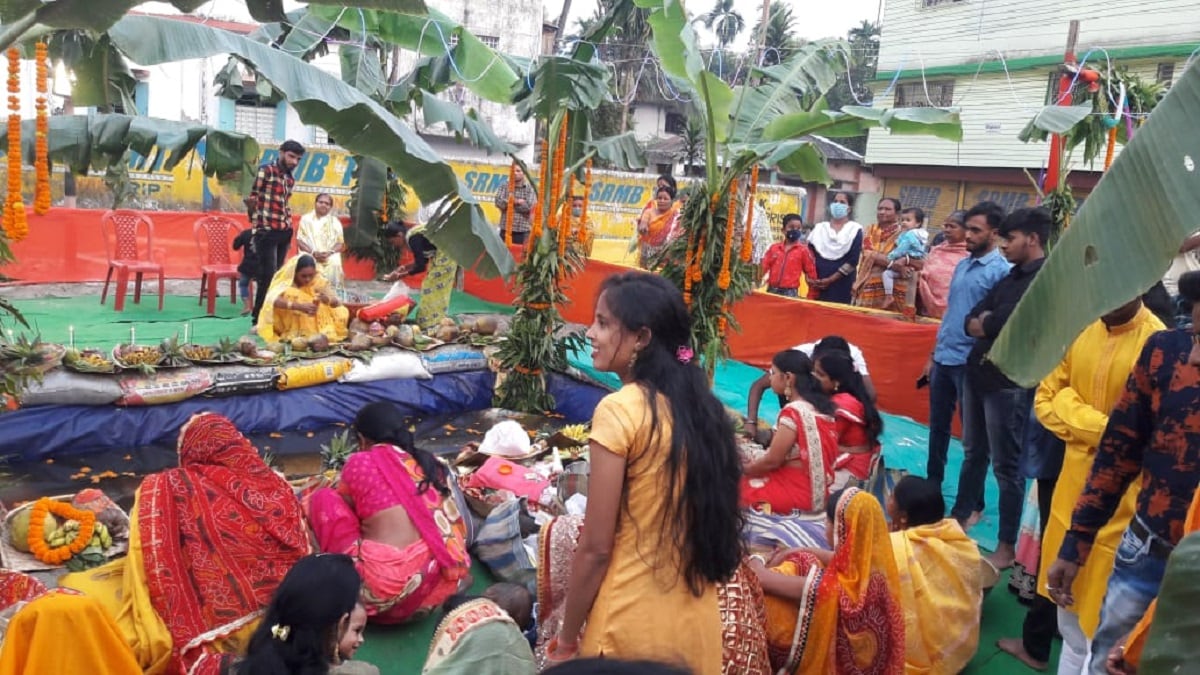 পুরসভার ৮ এবং ৯ নং ওয়ার্ডে বহু বাড়ির ছাদেই আয়োজন করা হয় ছট পুজার। শহরের অন্য এলাকাতেও নিজের বাড়িতেই করা হয় পুজো। আবার কোথাও নিজস্ব এলাকায় কয়েকটি পরিবার মিলিয়ে রাস্তাতেই আয়োজন করে পুজোর। শহরের একাধিক জায়গায় রেলের অব্যবহৃত জমিতে কৃত্রিম ঘাট বানিয়ে ছট পুজার আয়োজন করা হয়। যা যথেষ্টই আশাব্যঞ্জক। কেননা কোভিড মোকাবিলায় সেরা অস্ত্রই হল ভিড় এড়িয়ে চলা। পুরসভার ৮ এবং ৯ নং ওয়ার্ডে বহু বাড়ির ছাদেই আয়োজন করা হয় ছট পুজার। শহরের অন্য এলাকাতেও নিজের বাড়িতেই করা হয় পুজো। আবার কোথাও নিজস্ব এলাকায় কয়েকটি পরিবার মিলিয়ে রাস্তাতেই আয়োজন করে পুজোর। শহরের একাধিক জায়গায় রেলের অব্যবহৃত জমিতে কৃত্রিম ঘাট বানিয়ে ছট পুজার আয়োজন করা হয়। যা যথেষ্টই আশাব্যঞ্জক। কেননা কোভিড মোকাবিলায় সেরা অস্ত্রই হল ভিড় এড়িয়ে চলা।