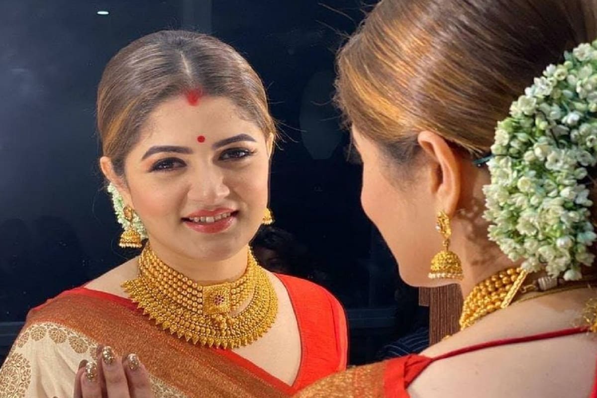 শ্রাবন্তীর স্বামী রোশন জানিয়েছেন, ‘দশমীর প্রায় ১০ দিন আগে থেকেই আমি আর শ্রাবন্তী আলাদা থাকছি ৷’ তবে এই আলাদা থাকার কারণ স্পষ্টভাবে জানাননি রোশন ৷ শুধু জানিয়েছেন, গোটা পুজোটাই তাঁর থেকে আলাদা ছিলেন শ্রাবন্তী ৷Photo Courtesy- Srabanti Chatterjee/ Facebook Account শ্রাবন্তীর স্বামী রোশন জানিয়েছেন, ‘দশমীর প্রায় ১০ দিন আগে থেকেই আমি আর শ্রাবন্তী আলাদা থাকছি ৷’ তবে এই আলাদা থাকার কারণ স্পষ্টভাবে জানাননি রোশন ৷ শুধু জানিয়েছেন, গোটা পুজোটাই তাঁর থেকে আলাদা ছিলেন শ্রাবন্তী ৷Photo Courtesy- Srabanti Chatterjee/ Facebook Account