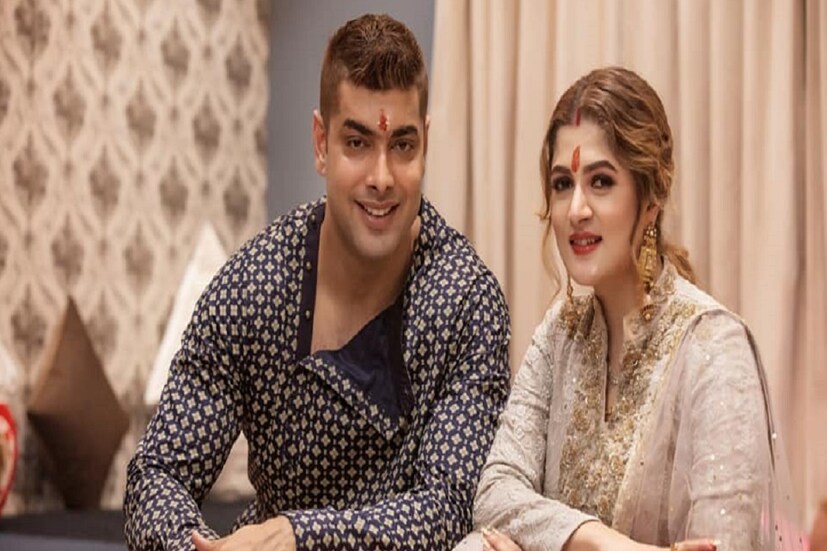 News18 বাংলার সঙ্গে কথা বলতে গিয়ে শ্রাবন্তীর বর রোশন সেসময় জানিয়েছিলেন, ‘দু-তিন মাস আগে থেকেই ফোনে নোংরা মেসেজ আসছিল ৷ হোয়াটসঅ্যাপ এসে যাওয়ায় আজকাল তো কেউ আর মেসেজ চেক করে না ৷ তাই প্রথম প্রথম ব্যাপারটা গুরুত্ব দিইনি ৷ তবে বেড়ে যাওয়ায়, প্রথমে বাংলাদেশের এক সংবাদমাধ্যমের সঙ্গে যোগাযোগ করে পুরো ঘটনাটি বলি ৷ ওরাই বলে বাংলাদেশের হাইকমিশনারকে অভিযোগপত্র জমা দিতে ৷’ অভিনেত্রীর অভিযোগের ভিত্তিতেই বৃহস্পতিবার অভিযুক্ত যুবককে গ্রেফতার করে বাংলাদেশের পুলিশ ৷ Photo Courtesy- Srabanti Chatterjee/ Facebook Account