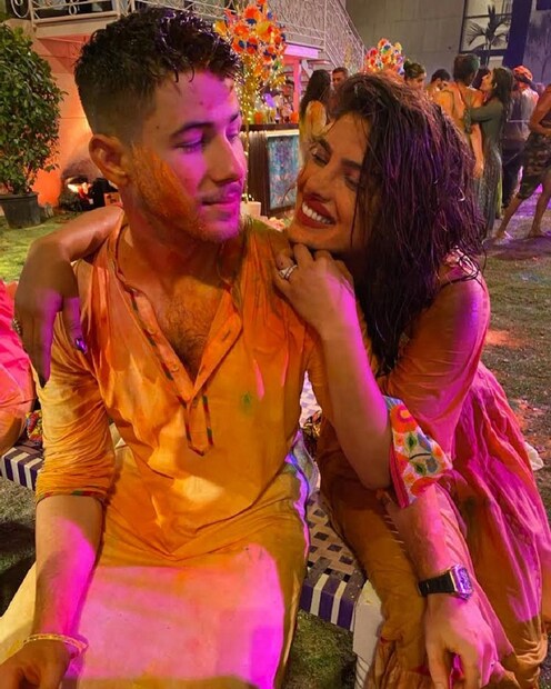 •তবে প্রিয়াঙ্কা যেন আরও একবার উস্কে দিলেন স্বামীর প্রতি ভারতীয় মেয়েদের আবেগকে৷ একসঙ্গে স্বামীর দীর্ঘজীবনের জন্য যা যা রীতি পালন করেন ভারতীয় মহিলারা সে নিয়ম পালন করে প্রিয়াঙ্কা মনে করিয়ে দিলেন যতই বিদেশে থাকুন না কেন, এয়ে দিল হ্যায় হিন্দুস্তানি! 