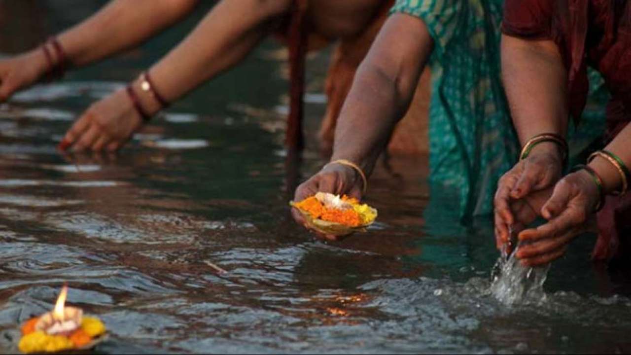 • বছর খানেকের মধ্যে প্লাস্টিক বোতলের প্লাস্টিক প্যালেট, ফিলার্স, ফোটো স্টেবিলাইজার, অক্সিডাইজিং কেমিক্যালস গুলো গলতে শুরু করে । যা গঙ্গাজলের সঙ্গে মিশে গিয়ে সেটাকে বিষাক্ত বানিয়ে দেয় । • বছর খানেকের মধ্যে প্লাস্টিক বোতলের প্লাস্টিক প্যালেট, ফিলার্স, ফোটো স্টেবিলাইজার, অক্সিডাইজিং কেমিক্যালস গুলো গলতে শুরু করে । যা গঙ্গাজলের সঙ্গে মিশে গিয়ে সেটাকে বিষাক্ত বানিয়ে দেয় ।