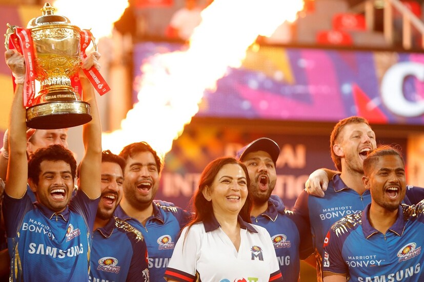 আরও একটা আইপিএল শেষ ৷ আরও একটা দুর্দান্ত টুর্নামেন্ট ক্রিকেটপ্রেমীদের উপহার দিলেন আট ফ্র্যাঞ্চাইজি ৷ সেরার সেরা সেই মুম্বই ইন্ডিয়ান্স ৷ এই নিয়ে পঞ্চমবার আইপিএল ট্রফি জয়ের স্বাদ পেল তারা ৷ একনজরে দেখে নেওয়া যাক এবারের আইপিএলে কোন পুরস্কার গেল কার দখলে ৷ Photo Courtesy: IPL/BCCI