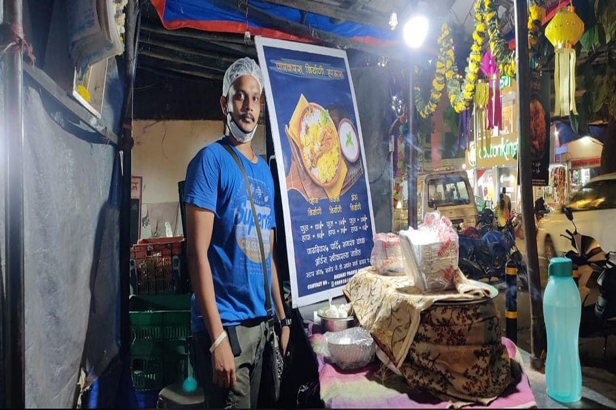 কিন্তু চাকরি হারিয়েও হাল ছাড়েননি অক্ষয়৷ নিজের অভিজ্ঞতাকে কাজে লাগিয়েই উপার্জনের পথ খুঁজে নেন তিনি৷ মুম্বইয়েক দাদরে তাঁর এই বিরিয়ানির স্টল খুলে বসেছেন অক্ষয়৷ রাস্তার ধারের দোকান থেকেই সাধারণ মানুষকে ফাইভ স্টার হোটেলের বিরিয়ানির স্বাদ দিতে চান অক্ষয়৷hoto-Facebook কিন্তু চাকরি হারিয়েও হাল ছাড়েননি অক্ষয়৷ নিজের অভিজ্ঞতাকে কাজে লাগিয়েই উপার্জনের পথ খুঁজে নেন তিনি৷ মুম্বইয়েক দাদরে তাঁর এই বিরিয়ানির স্টল খুলে বসেছেন অক্ষয়৷ রাস্তার ধারের দোকান থেকেই সাধারণ মানুষকে ফাইভ স্টার হোটেলের বিরিয়ানির স্বাদ দিতে চান অক্ষয়৷hoto-Facebook