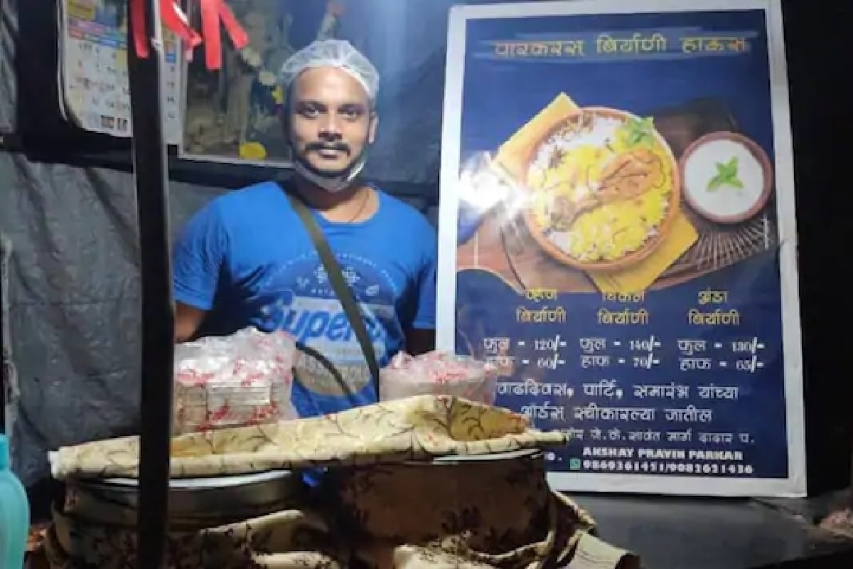 এক সময় সাত তারা হোটেলের ইন্ট্যারন্যাশনাল শেফ ছিলেন৷ কিন্তু করোনা বদলে দিয়েছে জীবন৷ করোনা অতিমারির জেরে কাজ হারিয়ে এখন মুম্বইয়ের রাস্তার ধারে বিরিয়ানি বিক্রি করছেন এক যুবক৷ Photo-Facebook এক সময় সাত তারা হোটেলের ইন্ট্যারন্যাশনাল শেফ ছিলেন৷ কিন্তু করোনা বদলে দিয়েছে জীবন৷ করোনা অতিমারির জেরে কাজ হারিয়ে এখন মুম্বইয়ের রাস্তার ধারে বিরিয়ানি বিক্রি করছেন এক যুবক৷ Photo-Facebook