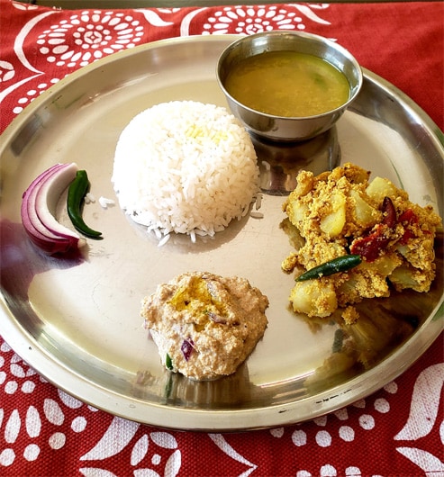 ঠাসা কর্মসূচির ফাঁকে স্থানীয় চতুর্ডিহি গ্রামে আদিবাসী পরিবারের সঙ্গে মধ্যাহ্নভোজ করার কথা রয়েছে শাহের ৷ দুপুরের মেনুতে রয়েছে ভাত, ডাল, পোস্ত, চাটনি ৷ ঠাসা কর্মসূচির ফাঁকে স্থানীয় চতুর্ডিহি গ্রামে আদিবাসী পরিবারের সঙ্গে মধ্যাহ্নভোজ করার কথা রয়েছে শাহের ৷ দুপুরের মেনুতে রয়েছে ভাত, ডাল, পোস্ত, চাটনি ৷