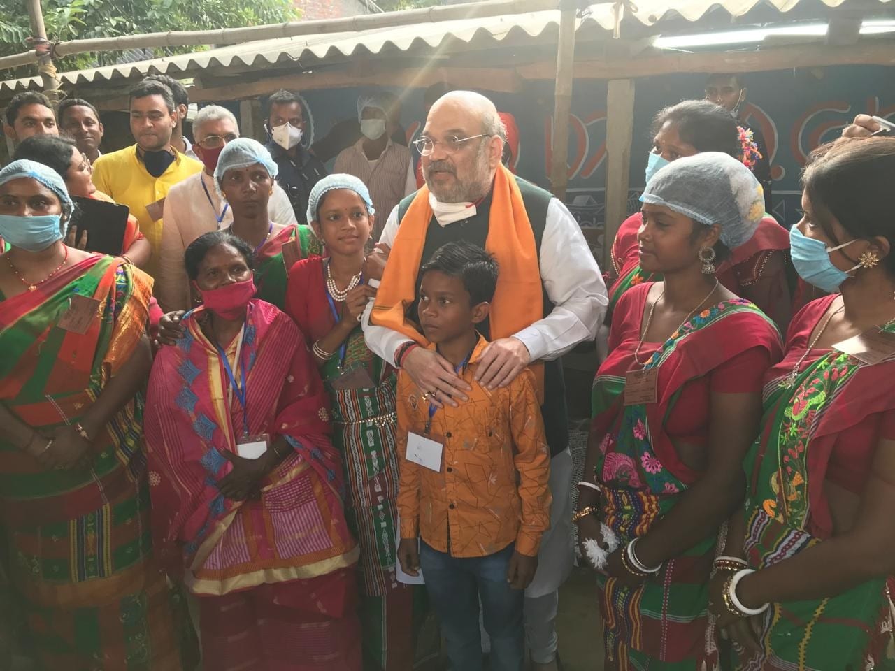 পাতে বাঙালি মেনু। মাথায় ভোটের মেনু। বাঁকুড়ার চতুরডিহিতে আদিবাসী পরিবারে লাঞ্চ সারলেন অমিত শাহ। লাঞ্চের পর এল অপ্রত্যাশিত উপহার। অমিত শাহের হাত-মুখ মুছিয়ে দিলেন আদিবাসী পরিবারের এক এক সদস্য। এদিন দুপুরে পাড়ায় পা পড়তেই শঙ্খধ্বনি, উলুধ্বনিতে বরণ করে নেওয়া হয় শাহকে ৷ আদিবাসী সংস্কৃতি মেনেই স্বাগত জানানো হয় তাকে। পাতে বাঙালি মেনু। মাথায় ভোটের মেনু। বাঁকুড়ার চতুরডিহিতে আদিবাসী পরিবারে লাঞ্চ সারলেন অমিত শাহ। লাঞ্চের পর এল অপ্রত্যাশিত উপহার। অমিত শাহের হাত-মুখ মুছিয়ে দিলেন আদিবাসী পরিবারের এক এক সদস্য। এদিন দুপুরে পাড়ায় পা পড়তেই শঙ্খধ্বনি, উলুধ্বনিতে বরণ করে নেওয়া হয় শাহকে ৷ আদিবাসী সংস্কৃতি মেনেই স্বাগত জানানো হয় তাকে।