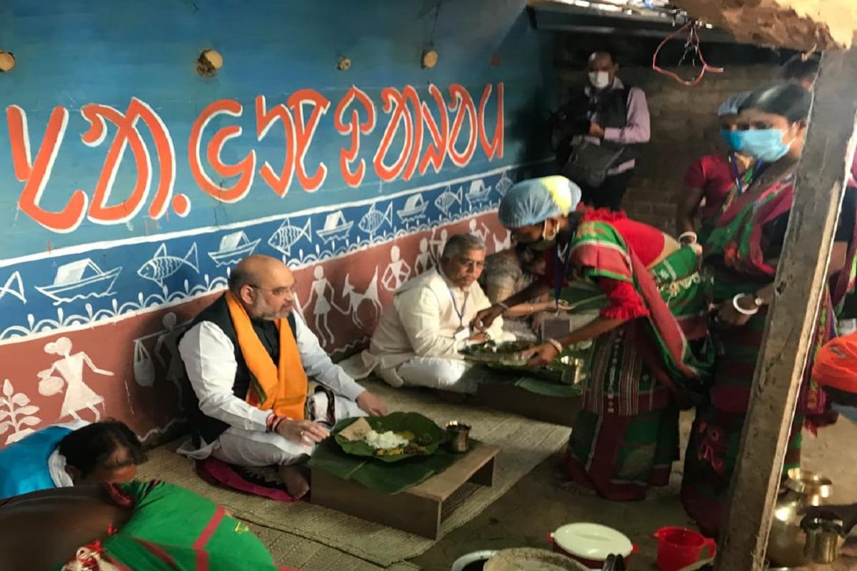 গতকাল বাঁকুড়ার সভা থেকে মুখ্যমন্ত্রী অমিত শাহের বাংলা সফরকে নিশানা করে বলেছিলেন, ‘দলিত বাড়িতে বসে ফাইভস্টার থেকে আনা খাবার খেলেন ৷ আদিবাসী পরিবারের দালান রঙ করে, স্যানিটাইজ করে আসে। রান্নার সময় কাটা হচ্ছিল ধনে পাতা। তিনি খেলেন পোস্তর বড়া। মানুষ এখন সব দেখতে পায়। লোক দেখানো সফরে ভোলে না ৷’ যদিও এই বক্তব্য অস্বীকার করেছেন বিভীষণ হাঁসদা ৷ তিনি বলেন, বাড়িতেই তৈরি হয়েছিল ডাল, ভাত। কাঠের উনুনে মাটির পাত্রে সেসব রেঁধেছিলেন বাড়ির মেয়ে বউরাই ৷ তবে সুগারের পেশেন্ট, অসুস্থ বিভীষণ হাঁসদার মেয়ে ৷ আদিবাসী পরিবারটি শাহকে জানিয়েছিলেন সেকথা বলে দাবি ৷ গতকাল বাঁকুড়ার সভা থেকে মুখ্যমন্ত্রী অমিত শাহের বাংলা সফরকে নিশানা করে বলেছিলেন, ‘দলিত বাড়িতে বসে ফাইভস্টার থেকে আনা খাবার খেলেন ৷ আদিবাসী পরিবারের দালান রঙ করে, স্যানিটাইজ করে আসে। রান্নার সময় কাটা হচ্ছিল ধনে পাতা। তিনি খেলেন পোস্তর বড়া। মানুষ এখন সব দেখতে পায়। লোক দেখানো সফরে ভোলে না ৷’ যদিও এই বক্তব্য অস্বীকার করেছেন বিভীষণ হাঁসদা ৷ তিনি বলেন, বাড়িতেই তৈরি হয়েছিল ডাল, ভাত। কাঠের উনুনে মাটির পাত্রে সেসব রেঁধেছিলেন বাড়ির মেয়ে বউরাই ৷ তবে সুগারের পেশেন্ট, অসুস্থ বিভীষণ হাঁসদার মেয়ে ৷ আদিবাসী পরিবারটি শাহকে জানিয়েছিলেন সেকথা বলে দাবি ৷