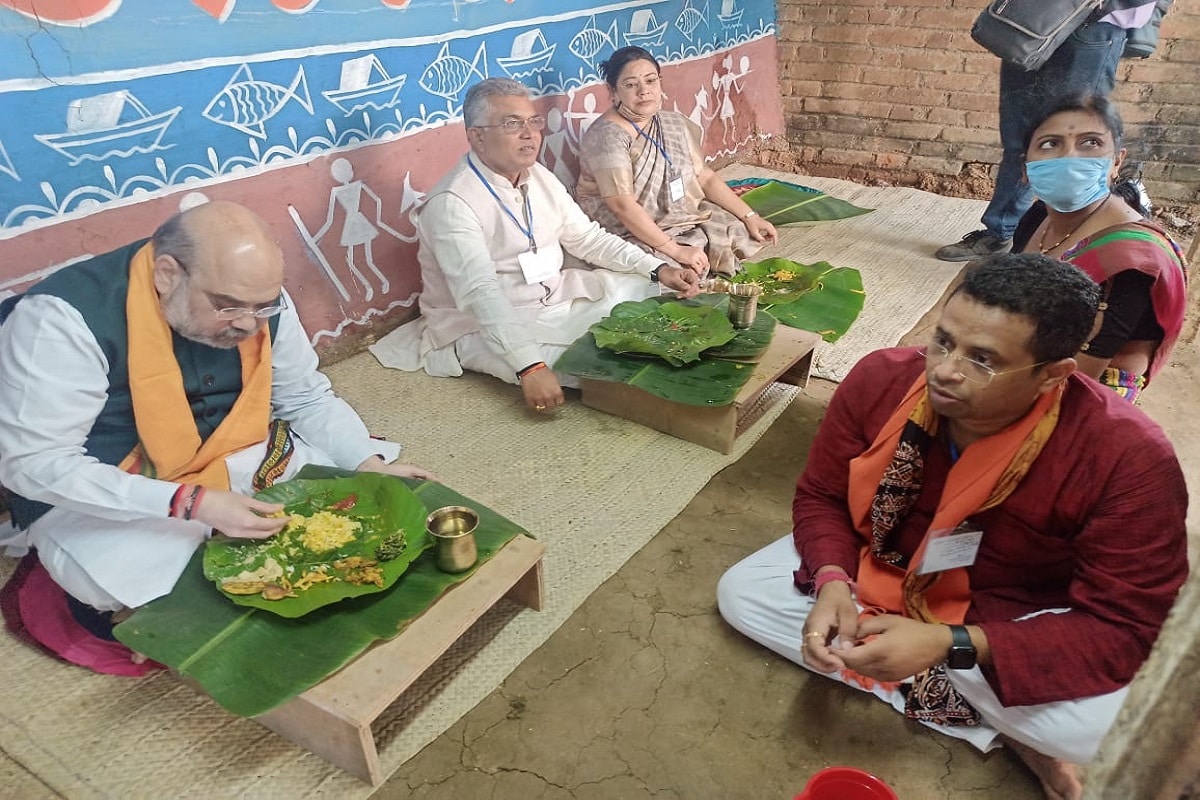 ছোট ছোট মাটির বাড়ি, দেওয়ালে আঁকা রেখাচিত্র ৷ মাটির দাওয়াতেই এলাহি আয়োজন ৷ কেন্দ্রীয় স্বরাষ্ট্রমন্ত্রী অমিত শাহের জন্য ভোজ বলে কথা ৷ কর্মসূচি অনুযায়ী বাঁকুড়া রবীন্দ্রভবনে প্রথম দফার দলীয় বৈঠক সেরে চতুরডিহি গ্রামে বিভীষণ হাঁসদার বাড়িতে দুপুরের খাওয়া সারতে এলেন বিজেপি শীর্ষ নেতা অমিত শাহ ৷ ছোট ছোট মাটির বাড়ি, দেওয়ালে আঁকা রেখাচিত্র ৷ মাটির দাওয়াতেই এলাহি আয়োজন ৷ কেন্দ্রীয় স্বরাষ্ট্রমন্ত্রী অমিত শাহের জন্য ভোজ বলে কথা ৷ কর্মসূচি অনুযায়ী বাঁকুড়া রবীন্দ্রভবনে প্রথম দফার দলীয় বৈঠক সেরে চতুরডিহি গ্রামে বিভীষণ হাঁসদার বাড়িতে দুপুরের খাওয়া সারতে এলেন বিজেপি শীর্ষ নেতা অমিত শাহ ৷
