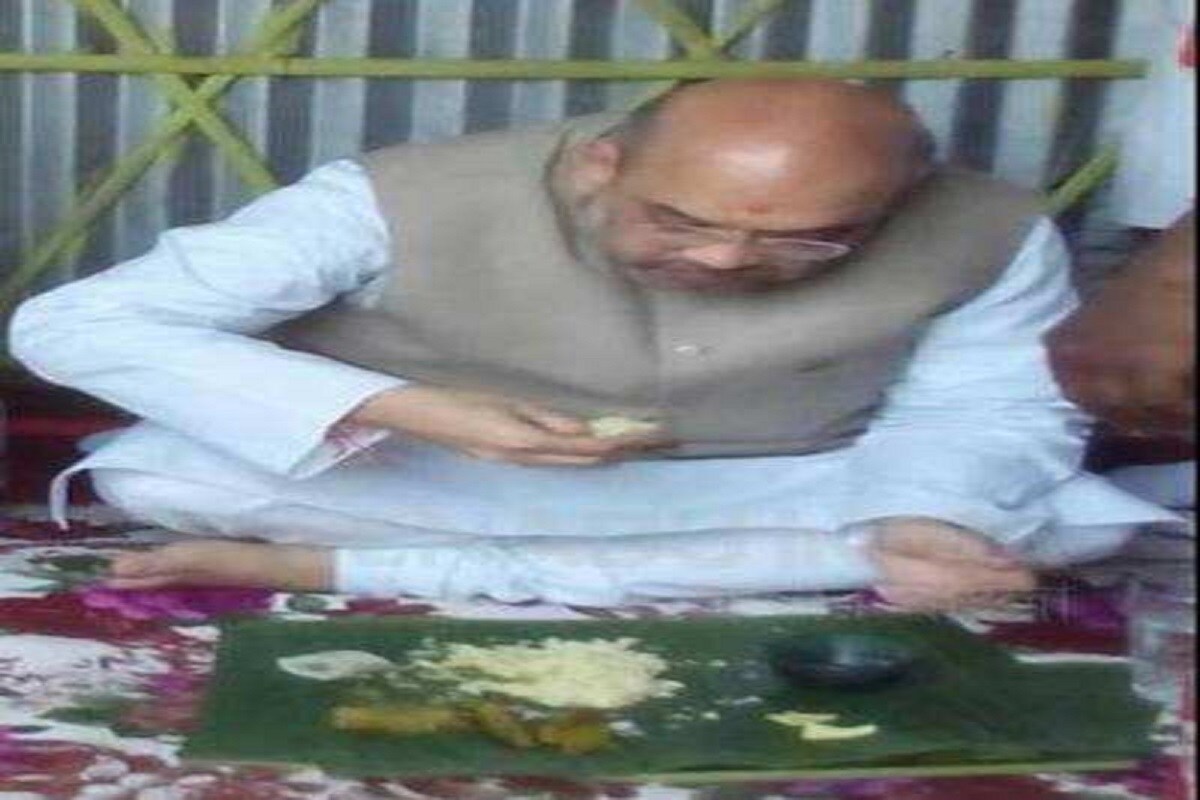 পাখির চোখ ২১ ৷ বছর শেষে উৎসবের মরশুমে ঘর গোছাতে ফের বাংলা সফর অমিত শাহের ৷ ২ দিনের রাজ্য সফরে বুধবার রাত সাড়ে আটটা নাগাদ এখানে পৌঁছছেন শাহ ৷ কেন্দ্রীয় স্বরাষ্ট্রমন্ত্রী তথা বিজেপি নেতার সম্মানে এলাহি আয়োজন ৷ বিশেষত খাবার মেনুতে রয়েছে বিশেষ বিশেষ পদ ৷ পাখির চোখ ২১ ৷ বছর শেষে উৎসবের মরশুমে ঘর গোছাতে ফের বাংলা সফর অমিত শাহের ৷ ২ দিনের রাজ্য সফরে বুধবার রাত সাড়ে আটটা নাগাদ এখানে পৌঁছছেন শাহ ৷ কেন্দ্রীয় স্বরাষ্ট্রমন্ত্রী তথা বিজেপি নেতার সম্মানে এলাহি আয়োজন ৷ বিশেষত খাবার মেনুতে রয়েছে বিশেষ বিশেষ পদ ৷