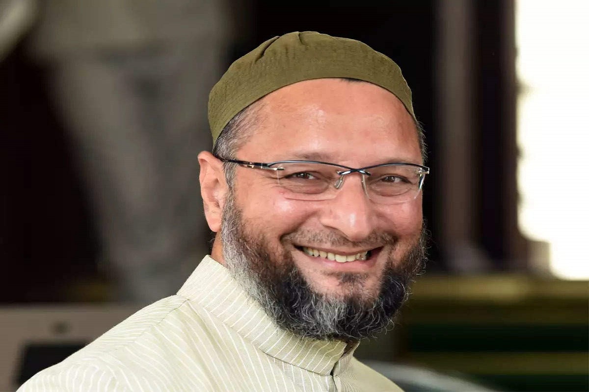 এবার মিম বাংলায় আসবে--হায়দরাবাদের মুসলিম নেতার এমন ঘোষণাতেই তোলপাড় বাংলার রাজনীতিতে। কিন্তু এ রাজ্যে কোথায় মিম, কী এমন করতে পারবে তারা? বিহার ভোটের ফলই চিন্তা বাড়িয়েছে বিভিন্ন দলের। রাজ্যে আসাউদ্দিন ওয়াইসির দল এলে কি সুবিধা পাবে বিজেপি? সাংবাদিকের করা প্রশ্নের উত্তরে রাজ্য বিজেপি সভাপতি বলেন, ‘এমআইএম-এর বিভিন্ন জায়গায় বিধায়ক, সাংসদ আছে। তারা এ রাজ্যে রাজনীতি করতে চাইলে তো আর আটকানো যাবে না! আর এমআইএম কী করবে, তা আমাদের হাতে নেই।’ এবার মিম বাংলায় আসবে--হায়দরাবাদের মুসলিম নেতার এমন ঘোষণাতেই তোলপাড় বাংলার রাজনীতিতে। কিন্তু এ রাজ্যে কোথায় মিম, কী এমন করতে পারবে তারা? বিহার ভোটের ফলই চিন্তা বাড়িয়েছে বিভিন্ন দলের। রাজ্যে আসাউদ্দিন ওয়াইসির দল এলে কি সুবিধা পাবে বিজেপি? সাংবাদিকের করা প্রশ্নের উত্তরে রাজ্য বিজেপি সভাপতি বলেন, ‘এমআইএম-এর বিভিন্ন জায়গায় বিধায়ক, সাংসদ আছে। তারা এ রাজ্যে রাজনীতি করতে চাইলে তো আর আটকানো যাবে না! আর এমআইএম কী করবে, তা আমাদের হাতে নেই।’