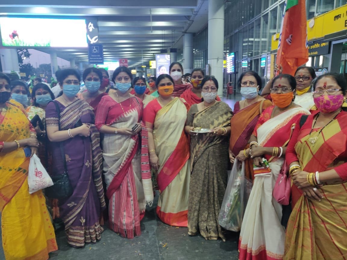এদিন, বিমানবন্দরে অমিত মালব্য দাবি করেন, ‘মমতা বন্দ্যোপাধ্যায়ের হাত থেকে ক্ষমতা চলে যাওয়ার সময় হয়ে গিয়েছে। বাংলার মানুষ তা ঠিক করে ফেলেছে। এবার একুশে ২০০-এর বেশি আসন নিয়ে ক্ষমতায় আসবে বিজেপি ৷’ এদিন, বিমানবন্দরে অমিত মালব্য দাবি করেন, ‘মমতা বন্দ্যোপাধ্যায়ের হাত থেকে ক্ষমতা চলে যাওয়ার সময় হয়ে গিয়েছে। বাংলার মানুষ তা ঠিক করে ফেলেছে। এবার একুশে ২০০-এর বেশি আসন নিয়ে ক্ষমতায় আসবে বিজেপি ৷’