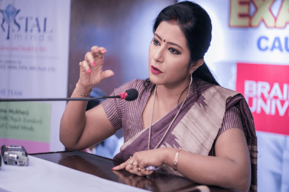 বৈশাখীর নিশানায় কলকাতা পুরসভার প্রশাসক ফিরহাদ হাকিম। নাম না করেই ফিরহাদের বিরুদ্ধে বৈশাখীর তোপ। বৈশাখীর অভিযোগ, মিল্লি আল আমিন কলেজ থেকে তিনি জুন মাসে পদত্যাগ করেছেন। তার পরেও কলেজ সংক্রান্ত বিষয়ে তাঁকে আপত্তিকর মন্তব্য করা হচ্ছে। সেই নালিশ জানাতেই কলকাতা বিশ্ববিদ্যালয়ের আচার্য জগদীপ ধনখড়ের দরজায় শোভন-বৈশাখী। এমনকী বৈশাখীর বিস্ফোরক মন্তব্য, ‘আমার উপাধি বন্দ্যোপাধ্যায় বলেই উনি এমন মন্তব্য করার সাহস পেলেন। খাতুন হলে বলতে পারতেন! তখন তো ভোটব্যাঙ্কের চিন্তা হয়ে যেত। রাজ্যের মন্ত্রী হয়ে তিনি যা বলেছেন তার জবাব জনগণ দেবেন।’ বৈশাখীর নিশানায় কলকাতা পুরসভার প্রশাসক ফিরহাদ হাকিম। নাম না করেই ফিরহাদের বিরুদ্ধে বৈশাখীর তোপ। বৈশাখীর অভিযোগ, মিল্লি আল আমিন কলেজ থেকে তিনি জুন মাসে পদত্যাগ করেছেন। তার পরেও কলেজ সংক্রান্ত বিষয়ে তাঁকে আপত্তিকর মন্তব্য করা হচ্ছে। সেই নালিশ জানাতেই কলকাতা বিশ্ববিদ্যালয়ের আচার্য জগদীপ ধনখড়ের দরজায় শোভন-বৈশাখী। এমনকী বৈশাখীর বিস্ফোরক মন্তব্য, ‘আমার উপাধি বন্দ্যোপাধ্যায় বলেই উনি এমন মন্তব্য করার সাহস পেলেন। খাতুন হলে বলতে পারতেন! তখন তো ভোটব্যাঙ্কের চিন্তা হয়ে যেত। রাজ্যের মন্ত্রী হয়ে তিনি যা বলেছেন তার জবাব জনগণ দেবেন।’
