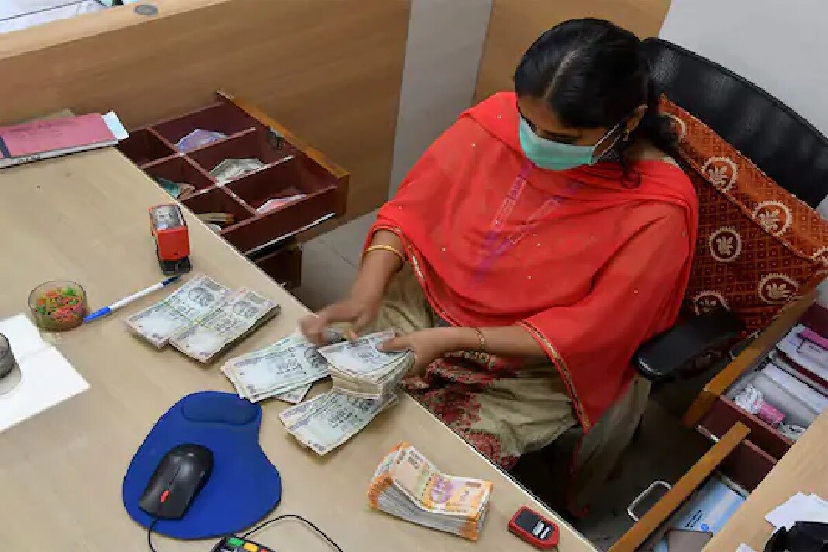 ফের ব্যাঙ্ক নিয়ে রিজার্ভ ব্যাঙ্ক অফ ইন্ডিয়ার বড় সিদ্ধান্ত ৷ অর্থনৈতিকভাবে ধুঁকতে থাকা লক্ষ্মী বিলাস ব্যাঙ্ককে আগামী ১৬ ডিসেম্বর পর্যন্ত Moratorium রাখার সিদ্ধান্ত নিয়েছে আরবিআই ৷ এর ফলে ব্যাঙ্কের গ্রাহকদের উপরও লাগু হয়েছে কিছু নিয়ম ৷ আগামী এক মাস এই ব্যাঙ্ক থেকে গ্রাহকেরা ২৫ হাজার টাকার বেশি তুলতে পারবে না ৷ এখানেই শেষ নয় রিজার্ভ ব্যাঙ্কের নেওয়া আর বড় সিদ্ধান্তের প্রভাব পড়তে চলেছে লক্ষ্মী বিলাস ব্যাঙ্কের গ্রাহকদের উপর ৷ ফের ব্যাঙ্ক নিয়ে রিজার্ভ ব্যাঙ্ক অফ ইন্ডিয়ার বড় সিদ্ধান্ত ৷ অর্থনৈতিকভাবে ধুঁকতে থাকা লক্ষ্মী বিলাস ব্যাঙ্ককে আগামী ১৬ ডিসেম্বর পর্যন্ত Moratorium রাখার সিদ্ধান্ত নিয়েছে আরবিআই ৷ এর ফলে ব্যাঙ্কের গ্রাহকদের উপরও লাগু হয়েছে কিছু নিয়ম ৷ আগামী এক মাস এই ব্যাঙ্ক থেকে গ্রাহকেরা ২৫ হাজার টাকার বেশি তুলতে পারবে না ৷ এখানেই শেষ নয় রিজার্ভ ব্যাঙ্কের নেওয়া আর বড় সিদ্ধান্তের প্রভাব পড়তে চলেছে লক্ষ্মী বিলাস ব্যাঙ্কের গ্রাহকদের উপর ৷