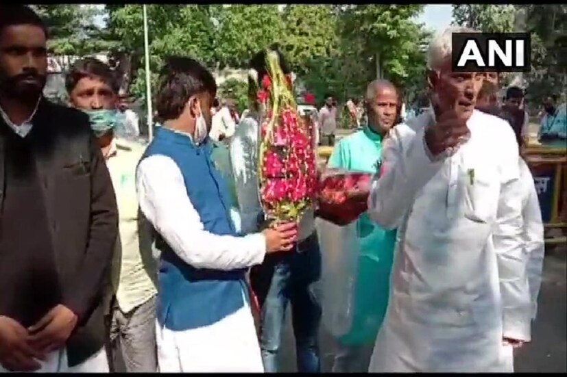 সকাল থেকেই জোর কদমে চলছে বিহার নির্বাচনের গণনা৷ এরই মধ্যে যেমন ট্রেন্ড এবং এক্সিট পোলের নিরিখে সবাই-ই মুখ্যমন্ত্রী হিসেবে তেজস্বী যাদবকেই এগিয়ে রেখেছে৷ আর সে খবর আসতেই গোটা বিহার জুড়েই উৎসবের মেজাজ ৷ 