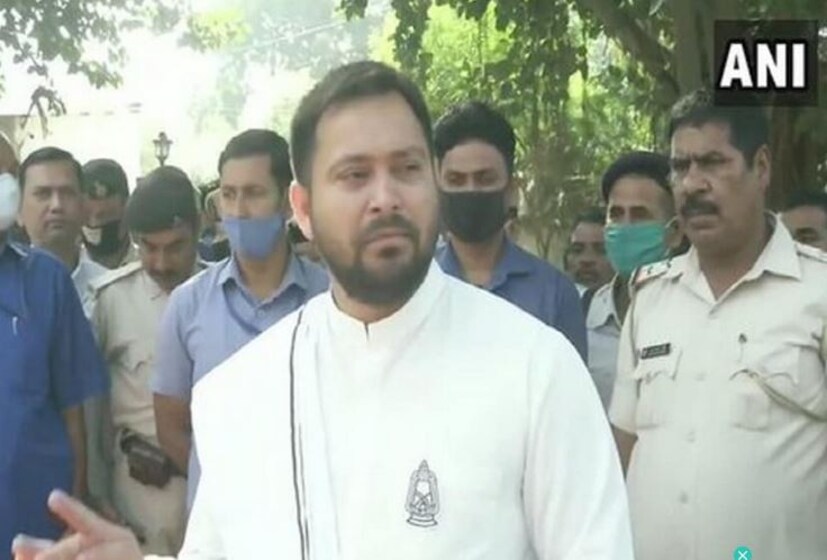 একদিকে বিহারের নির্বাচনের ফলাফলে তেজস্বীর মুখ্যমন্ত্রী হওয়ার সম্ভাবনা ৷ অন্যদিকে, জন্মদিনে ৷ তাই ফলাফল যত এগোচ্ছে, উৎসবে মেতে উঠছে গোটা বিহার ৷ তেজস্বী যাদব এখন সাক্ষাৎ কৃষ্ণের অবতার ৷ 