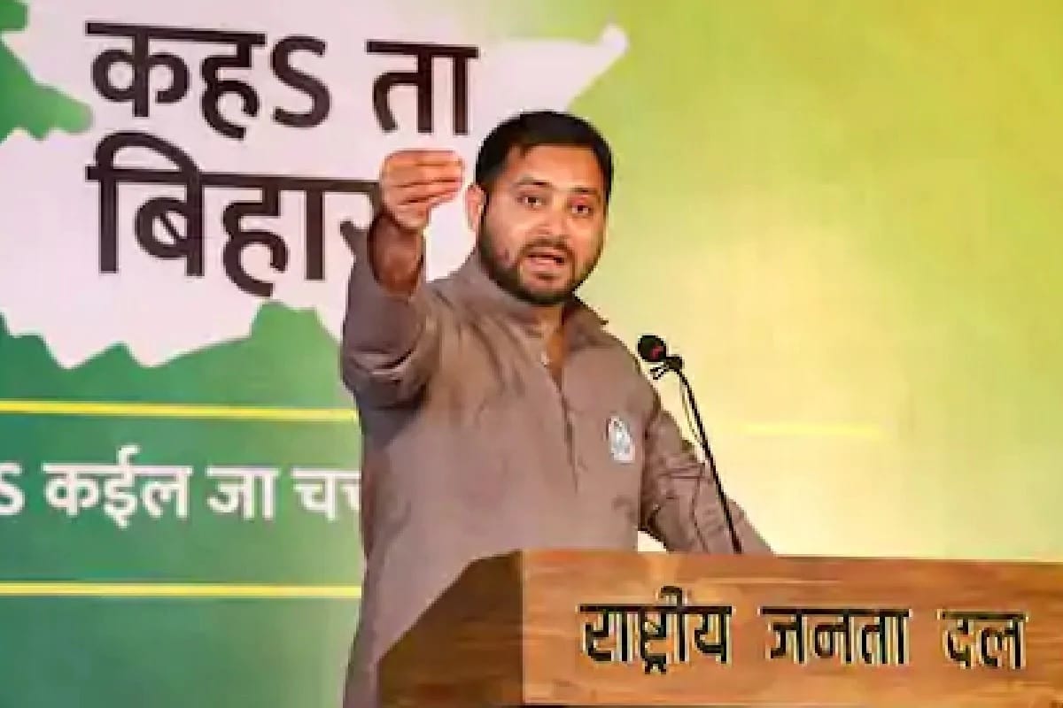দাদা তেজপ্রতাপ যাদবের তুলনায় রাজনীতিতে অনেক বেশি সফল তেজস্বী৷ লালুপ্রসাদ যাদব জেলবন্দি থাকায় দলের দায়িত্বও কার্যত তাঁরই কাঁধে৷ ৩১ বছরের সেই তেজস্বীই অভিজ্ঞ নীতীশ কুমারের রাতের ঘুম উড়িয়ে দিয়েছেন৷ দাদা তেজপ্রতাপ যাদবের তুলনায় রাজনীতিতে অনেক বেশি সফল তেজস্বী৷ লালুপ্রসাদ যাদব জেলবন্দি থাকায় দলের দায়িত্বও কার্যত তাঁরই কাঁধে৷ ৩১ বছরের সেই তেজস্বীই অভিজ্ঞ নীতীশ কুমারের রাতের ঘুম উড়িয়ে দিয়েছেন৷