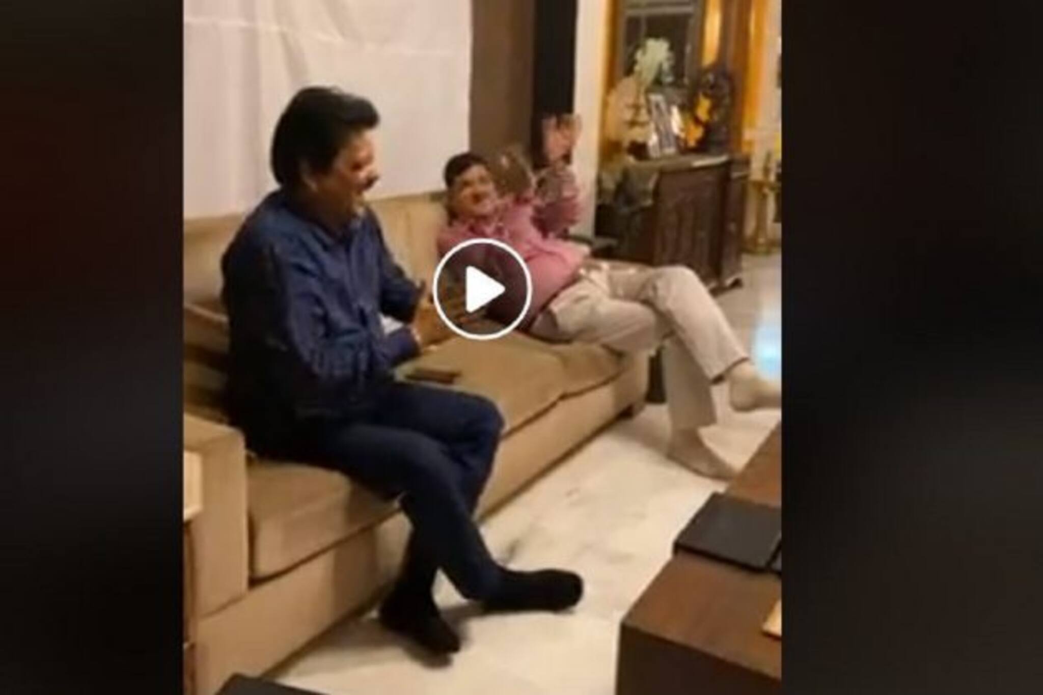 মদিরায় মেতে খালি গলায় 'পাপা কেহতে হ্যায়' গান ধরলেন উদিত নারায়ণ !