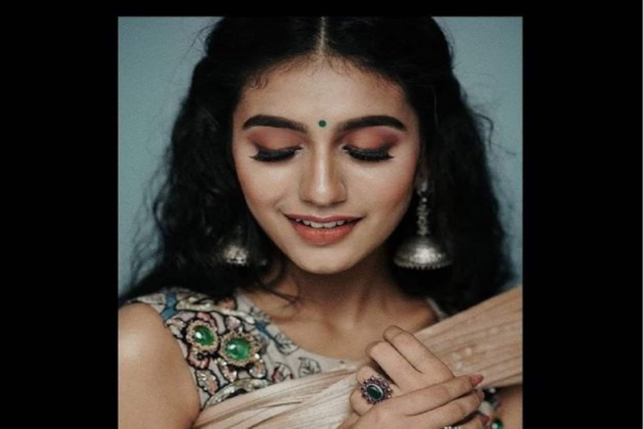 চোখ মেরে নয়, খালি গলায় গান গেয়ে ভাইরাল প্রিয়া প্রকাশ ! শুনুন গান ...