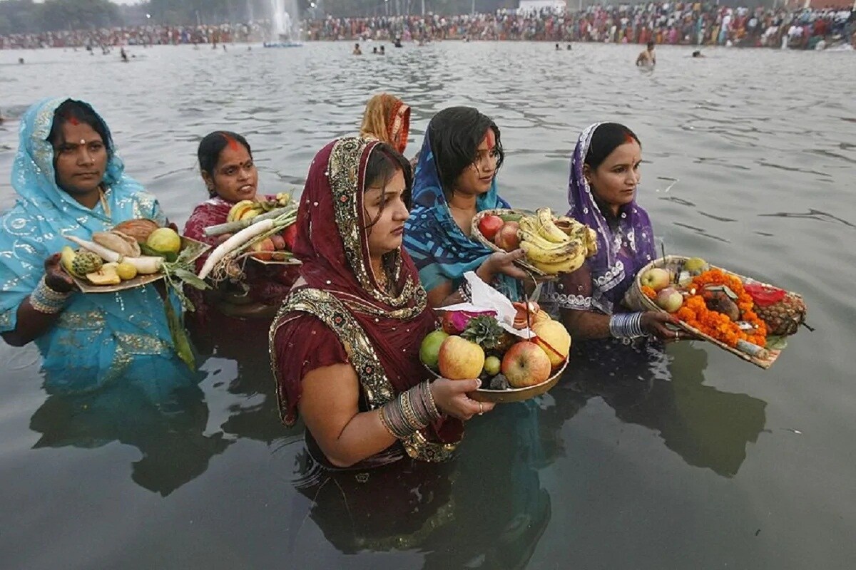 কার্তিক মাসের শুক্লা ষষ্ঠী তিথিতে হয় ছট পুজো ৷ ছট পুজো হল আদতে সূর্যদেব এবং তাঁর পত্নী ঊষা ও প্রত্যুষাদেবীর পুজো। মোট চার দিন ধরে চলে এই পুজো ৷ আগামী ২০ নভেম্বর পালিত হবে এই বছরের ছট পুজো। ছট পুজো আসলে সূর্যদেবের আরাধনা ৷ বছরে দু’টি ছট হয়, একটা হয় চৈত্র মাসে, অন্যটা কার্তিক মাসে ৷ এ বছর ১৮ নভেম্বর থেকে শুরু হয়েছে এই পুজো ৷ কার্তিক মাসের শুক্লা ষষ্ঠী তিথিতে হয় ছট পুজো ৷ ছট পুজো হল আদতে সূর্যদেব এবং তাঁর পত্নী ঊষা ও প্রত্যুষাদেবীর পুজো। মোট চার দিন ধরে চলে এই পুজো ৷ আগামী ২০ নভেম্বর পালিত হবে এই বছরের ছট পুজো। ছট পুজো আসলে সূর্যদেবের আরাধনা ৷ বছরে দু’টি ছট হয়, একটা হয় চৈত্র মাসে, অন্যটা কার্তিক মাসে ৷ এ বছর ১৮ নভেম্বর থেকে শুরু হয়েছে এই পুজো ৷