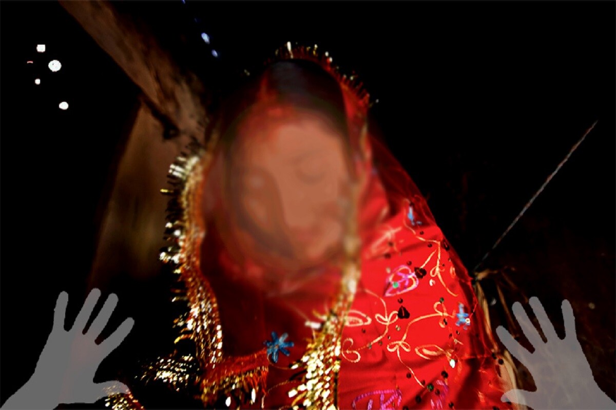 • ধীরে ধীরে পুলিশের সন্দেহ বাড়তে থাকে । শেষ পর্যন্ত জেরার মুখে ভেঙে পড়ে অভিযুক্ত কমলেশ ও অনিতা । মেয়েকে খুনের কথা স্বীকার করে নেয় তারা । পুলিশের কাছে তারা জানায়, লোকলজ্জার ভয়ে গর্ভবতী মেয়েকে তারাই খুন করেছে । প্রতীকী চিত্র । • ধীরে ধীরে পুলিশের সন্দেহ বাড়তে থাকে । শেষ পর্যন্ত জেরার মুখে ভেঙে পড়ে অভিযুক্ত কমলেশ ও অনিতা । মেয়েকে খুনের কথা স্বীকার করে নেয় তারা । পুলিশের কাছে তারা জানায়, লোকলজ্জার ভয়ে গর্ভবতী মেয়েকে তারাই খুন করেছে । প্রতীকী চিত্র ।