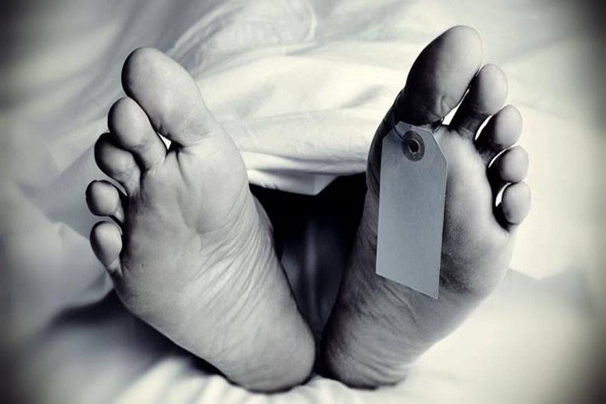 জানা গিয়েছে, সিদ্ধার্থনগরের উস্কা বাজার থানা এলাকার বাসিন্দা ওই মহিলা চারদিন ধরে স্বামীর মৃতদেহ পোড়াতে দেবেন না বলে জেদ ধরে ছিলেন৷ স্বামীর বাড়ি তাঁর নামে লিখে দিক প্রশাসন, এমনই দাবি ছিল ওই মহিলার৷ জানা গিয়েছে, সিদ্ধার্থনগরের উস্কা বাজার থানা এলাকার বাসিন্দা ওই মহিলা চারদিন ধরে স্বামীর মৃতদেহ পোড়াতে দেবেন না বলে জেদ ধরে ছিলেন৷ স্বামীর বাড়ি তাঁর নামে লিখে দিক প্রশাসন, এমনই দাবি ছিল ওই মহিলার৷