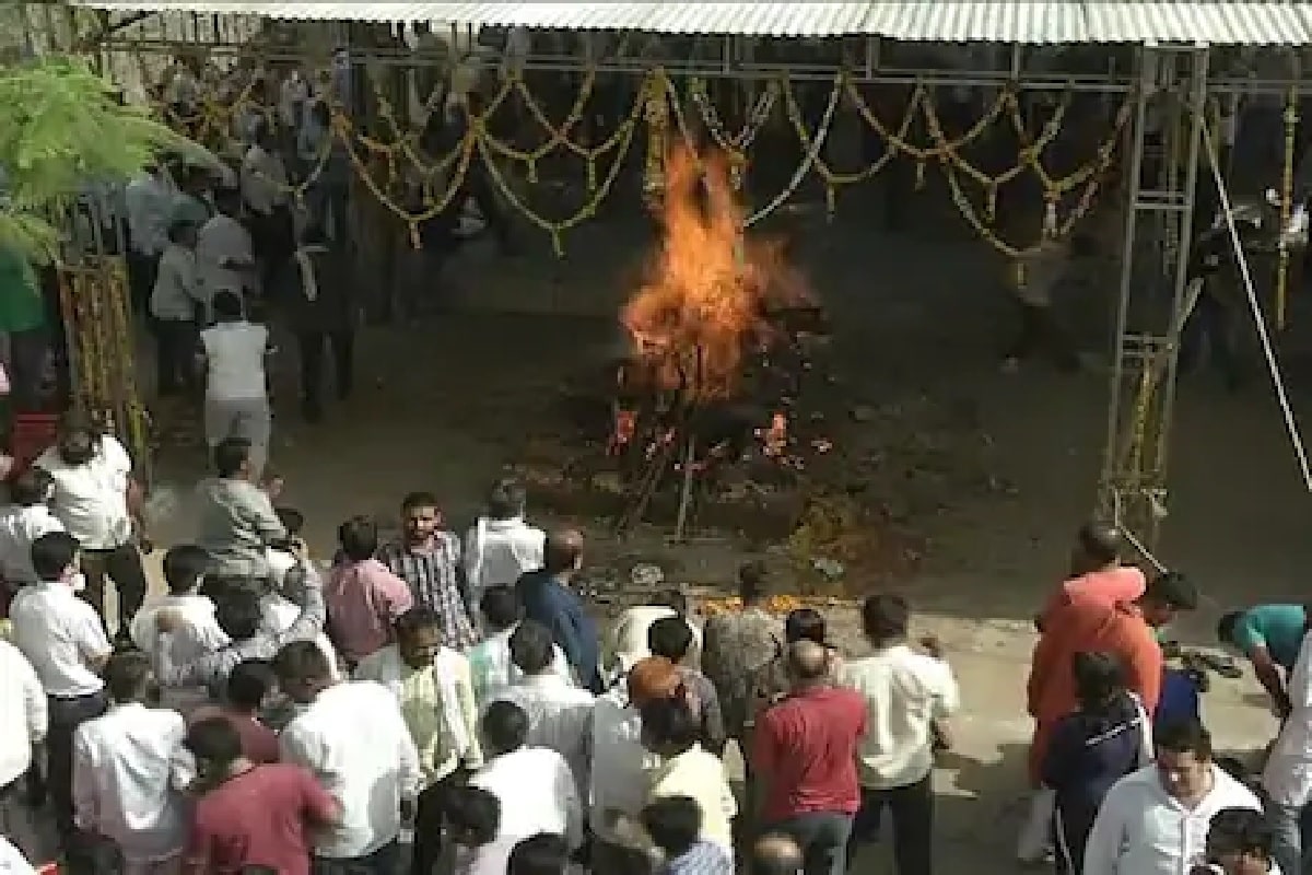 স্বামীর মৃত্যুর পর চার দিন পর্যন্ত দেহ আগলে রাখলেন স্ত্রী৷ না, স্বামীকে হারানোর শোকে নয়৷ বরং স্বামীর বাড়ি তাঁর নামে লিখে দেওয়ার দাবিতে এমন কাণ্ড ঘটিয়েছেন তিনি৷ ঘটনাটি ঘটেছে উত্তর প্রদেশের সিদ্ধার্থনগরে৷ স্বামীর মৃত্যুর পর চার দিন পর্যন্ত দেহ আগলে রাখলেন স্ত্রী৷ না, স্বামীকে হারানোর শোকে নয়৷ বরং স্বামীর বাড়ি তাঁর নামে লিখে দেওয়ার দাবিতে এমন কাণ্ড ঘটিয়েছেন তিনি৷ ঘটনাটি ঘটেছে উত্তর প্রদেশের সিদ্ধার্থনগরে৷