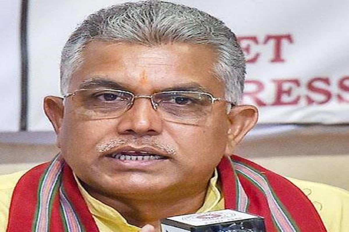 নজিরবিহীন ভাবে বাংলার পরিস্থিতিকে কাশ্মীরের সঙ্গে তুলনা করলেন দিলীপ ঘোষ। বিজেপি সভাপতি দাবি পশ্চিমবঙ্গ এখন জঙ্গি ঘাঁটি। পালটা হুঁশিয়ারি তৃণমূল কংগ্রেসের। দলের বক্তব্য, বাংলা ছেড়ে অন্য জায়গায় যান দিলীপ। সমালোচনায় বিরোধীরা থেকে শিক্ষাবিদ-বিদ্বজনেরাও ৷ নজিরবিহীন ভাবে বাংলার পরিস্থিতিকে কাশ্মীরের সঙ্গে তুলনা করলেন দিলীপ ঘোষ। বিজেপি সভাপতি দাবি পশ্চিমবঙ্গ এখন জঙ্গি ঘাঁটি। পালটা হুঁশিয়ারি তৃণমূল কংগ্রেসের। দলের বক্তব্য, বাংলা ছেড়ে অন্য জায়গায় যান দিলীপ। সমালোচনায় বিরোধীরা থেকে শিক্ষাবিদ-বিদ্বজনেরাও ৷