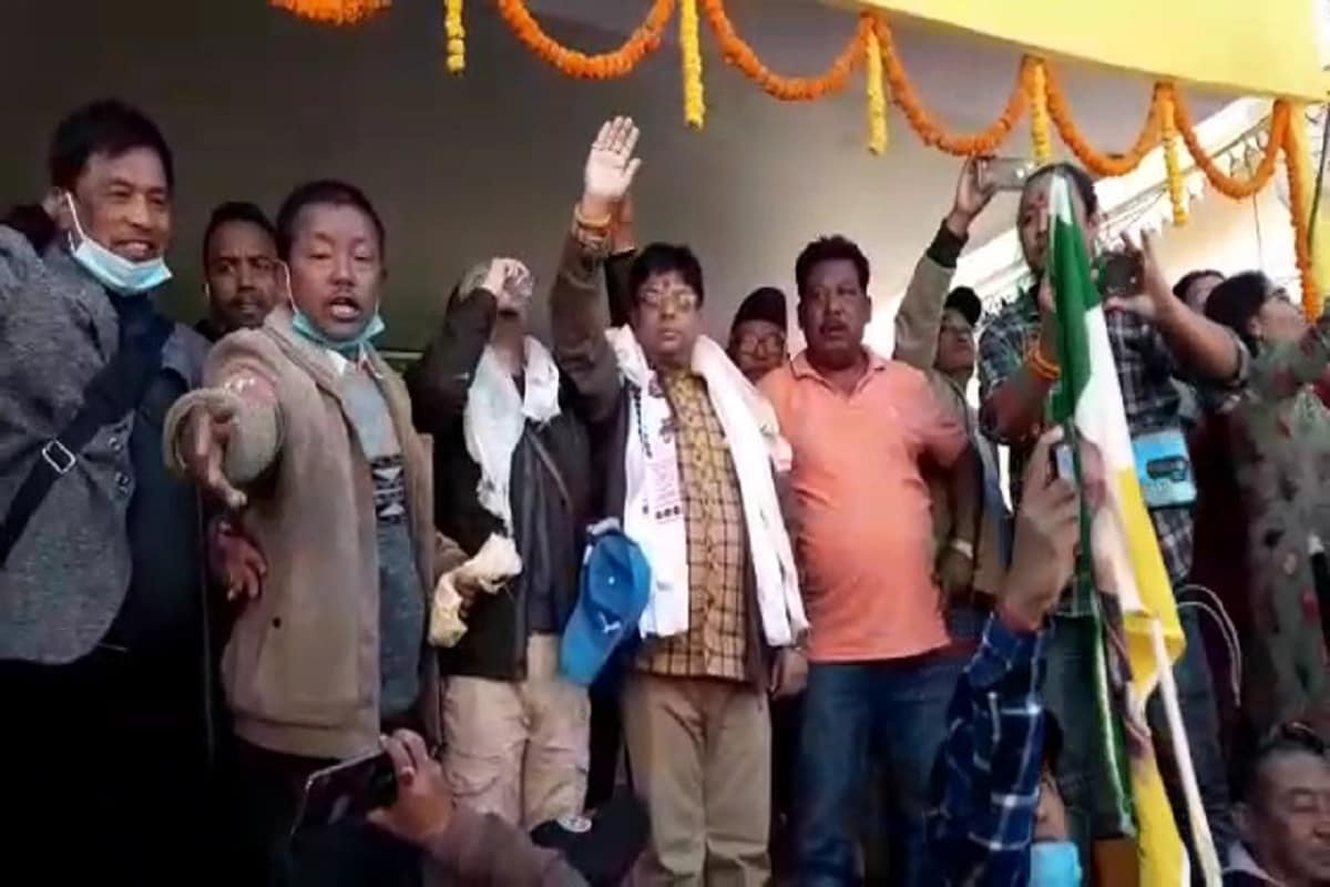 প্রত্যাবর্তন সফল এমনটাই দাবি বিমলপন্থী মোর্চা নেতৃত্বের। সাড়ে তিন বছর পর পাহাড়ে উড়ল বিমল গুরুংয়ের ঝাণ্ডা। ভিড় জমালেন তাঁর অনুগামীরা। যেমনটা ভাবা হয়েছিল, তার উলটো ছবি ধরা পড়ল আজ কার্শিয়ংয়ের জনসভা থেকে। জিটিএর চেয়ারম্যান অনীত থাপার খাসতালুক হিসেবে পরিচিত কার্শিয়ংয়ে আজ দাপট দেখাল বিমলপন্থীরা। প্রত্যাবর্তন সফল এমনটাই দাবি বিমলপন্থী মোর্চা নেতৃত্বের। সাড়ে তিন বছর পর পাহাড়ে উড়ল বিমল গুরুংয়ের ঝাণ্ডা। ভিড় জমালেন তাঁর অনুগামীরা। যেমনটা ভাবা হয়েছিল, তার উলটো ছবি ধরা পড়ল আজ কার্শিয়ংয়ের জনসভা থেকে। জিটিএর চেয়ারম্যান অনীত থাপার খাসতালুক হিসেবে পরিচিত কার্শিয়ংয়ে আজ দাপট দেখাল বিমলপন্থীরা।