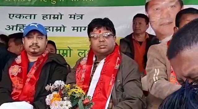মুখ্যমন্ত্রীর প্রশংসা করে তিনি বলেন, উনি যা বলেন, তা করে দেখান। তাই টানা তিন বার ওনাকে মুখ্যমন্ত্রী করাই আমাদের লক্ষ্য। বিনয় তামাং এবং অনীত থাপা প্রসঙ্গে তিনি বলেন, ওরা গোর্খাল্যাণ্ডের দাবিকে বিক্রি করে দিয়েছে। ২০১৭ সালের আন্দোলনকে ভুল পথে ঘুরিয়েছে। ওঁদের সঙ্গে কোনও দিনও মঞ্চ শেয়ার করা হবে না। পাহাড়ে প্রচারও আলাদা আলাদা করেই করা হবে। সবমিলিয়ে একুশের লড়াইয়ের আগে পাহাড়ে মোর্চার দুই শিবিরের লড়াই জমজমাট। এর আগেও পাহাড়ে ক্ষমতার হাত বদল হয়েছে। তাতে লাভবান হয়েছে সমতলের দলগুলো। এবারে বিমল আর বিনয়ের সরাসরি লড়াইয়ে কে লাভবান হবে? বিজেপি না তৃণমূল? একুশের নির্বাচনেই তার উত্তর মিলবে। মঙ্গলবার পালটা সভার ডাক বিনয়পন্থী মোর্চার। মুখ্যমন্ত্রীর প্রশংসা করে তিনি বলেন, উনি যা বলেন, তা করে দেখান। তাই টানা তিন বার ওনাকে মুখ্যমন্ত্রী করাই আমাদের লক্ষ্য। বিনয় তামাং এবং অনীত থাপা প্রসঙ্গে তিনি বলেন, ওরা গোর্খাল্যাণ্ডের দাবিকে বিক্রি করে দিয়েছে। ২০১৭ সালের আন্দোলনকে ভুল পথে ঘুরিয়েছে। ওঁদের সঙ্গে কোনও দিনও মঞ্চ শেয়ার করা হবে না। পাহাড়ে প্রচারও আলাদা আলাদা করেই করা হবে। সবমিলিয়ে একুশের লড়াইয়ের আগে পাহাড়ে মোর্চার দুই শিবিরের লড়াই জমজমাট। এর আগেও পাহাড়ে ক্ষমতার হাত বদল হয়েছে। তাতে লাভবান হয়েছে সমতলের দলগুলো। এবারে বিমল আর বিনয়ের সরাসরি লড়াইয়ে কে লাভবান হবে? বিজেপি না তৃণমূল? একুশের নির্বাচনেই তার উত্তর মিলবে। মঙ্গলবার পালটা সভার ডাক বিনয়পন্থী মোর্চার।