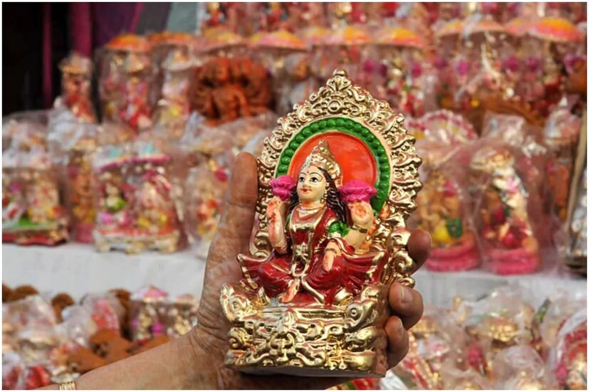 দীপাবলির আলোর উজ্জ্বলতা ইতিমধ্যেই ছড়িয়ে পড়ছে বিভিন্ন দিকে। আর আলোর উৎসব দীপাবলির আগের দিন দেশের বিভিন্ন অংশে পালিত হয় ধনতেরাস। এই দিন সোনা, রূপার জিনিস কিনে এই উৎসবের উজ্জ্বলতা বাড়িয়ে তোলা হয়। এই বছর ধনতেরাস ১৩ নভেম্বর শুক্রবারে পড়েছে। (Photo collected)