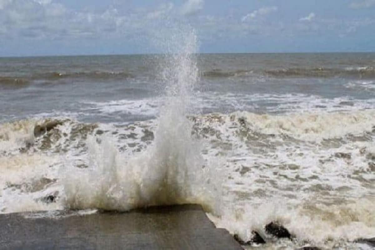 দীর্ঘ আট মাস ছেদ পড়েছিল বাঙালির দিঘা যাত্রায়। যখন তখন যাওয়া যায় এমন ট্যুরিস্ট স্পট বলতে যারা দিঘা বোঝেন তাঁদের মাথায় বাজ পড়েছিল করোনার কারণে। পাশাপাশি অত্যান্তরে পড়েছিলেন হোটেল ব্যবসায়ীরা। ধীরে ধীরে কিছু মানুষ ফের দিঘামুখী হতে শুরু করেছে। তবে ব্যবসায়ীদের হাসি চওড়া করতে শীতের মুখেই আসছে লোকাল ট্রেন। দীর্ঘ আট মাস ছেদ পড়েছিল বাঙালির দিঘা যাত্রায়। যখন তখন যাওয়া যায় এমন ট্যুরিস্ট স্পট বলতে যারা দিঘা বোঝেন তাঁদের মাথায় বাজ পড়েছিল করোনার কারণে। পাশাপাশি অত্যান্তরে পড়েছিলেন হোটেল ব্যবসায়ীরা। ধীরে ধীরে কিছু মানুষ ফের দিঘামুখী হতে শুরু করেছে। তবে ব্যবসায়ীদের হাসি চওড়া করতে শীতের মুখেই আসছে লোকাল ট্রেন।