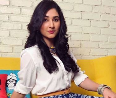 এছাড়াও দিশা পরমার বিজ্ঞাপনের বেশ জনপ্রিয় মুখ ৷ এখন তো বিগবসের টিআরপি তাঁর হাতেই ৷ 