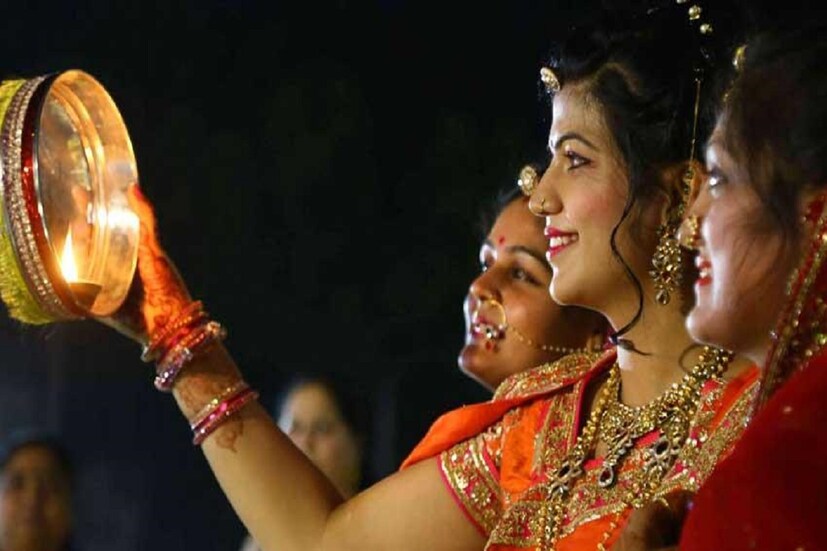 সময়ের সঙ্গে সঙ্গেই এই প্রথা চলে আসছে ৷ এই বিশেষ তিথিতে স্মাবীর মঙ্গলের জন্যই সারাদিন উপোস থেকে রাত্রিবেলা চাঁদ উঠলে স্বামীর মুখ দেখেই প্রথম জলের বিন্দৃু ও খাবারের কণা স্বামীর হাত থেকেই গ্রহণ করেই উপোস ভাঙেন হিন্দু নারীরা ৷ ছবি সৌজন্যে ট্যুইটার ৷